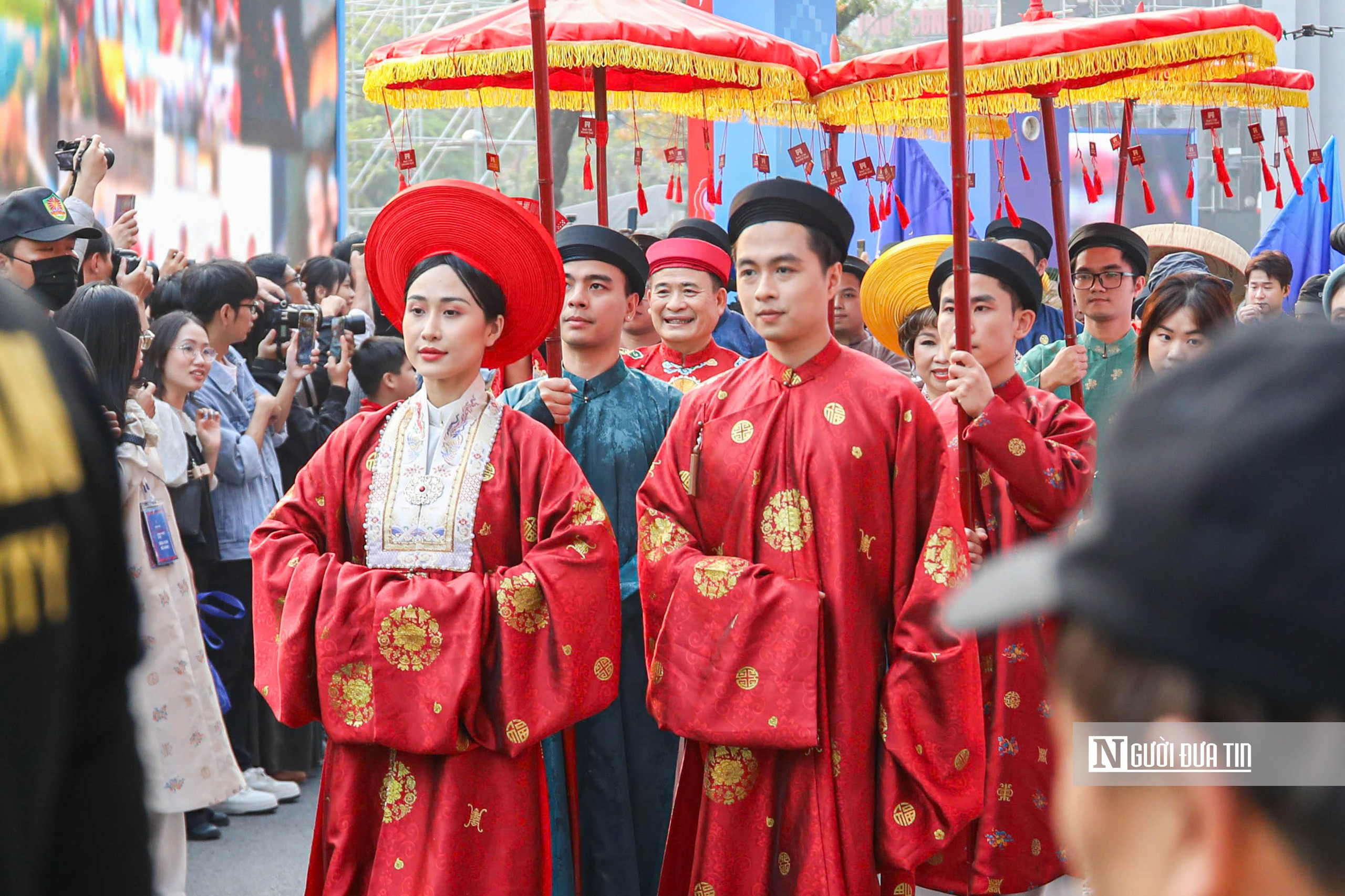 Hà Nội: 800 người mặc Việt phục tái hiện lễ cưới tại hồ Gươm- Ảnh 3. Hà Nội: 800 người mặc Việt phục tái hiện lễ cưới tại hồ Gươm- Ảnh 3.