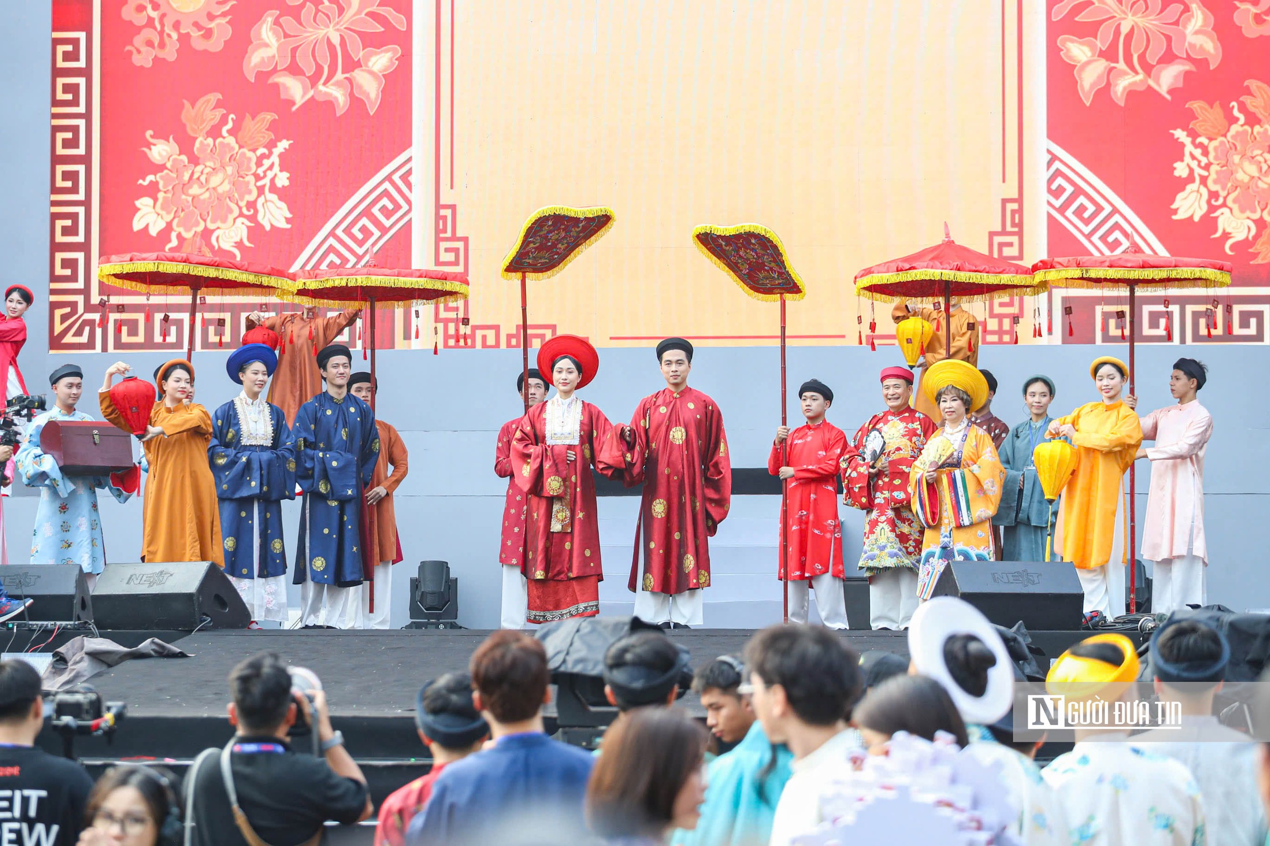 Hà Nội: 800 người mặc Việt phục tái hiện lễ cưới tại hồ Gươm- Ảnh 2. Hà Nội: 800 người mặc Việt phục tái hiện lễ cưới tại hồ Gươm- Ảnh 2.