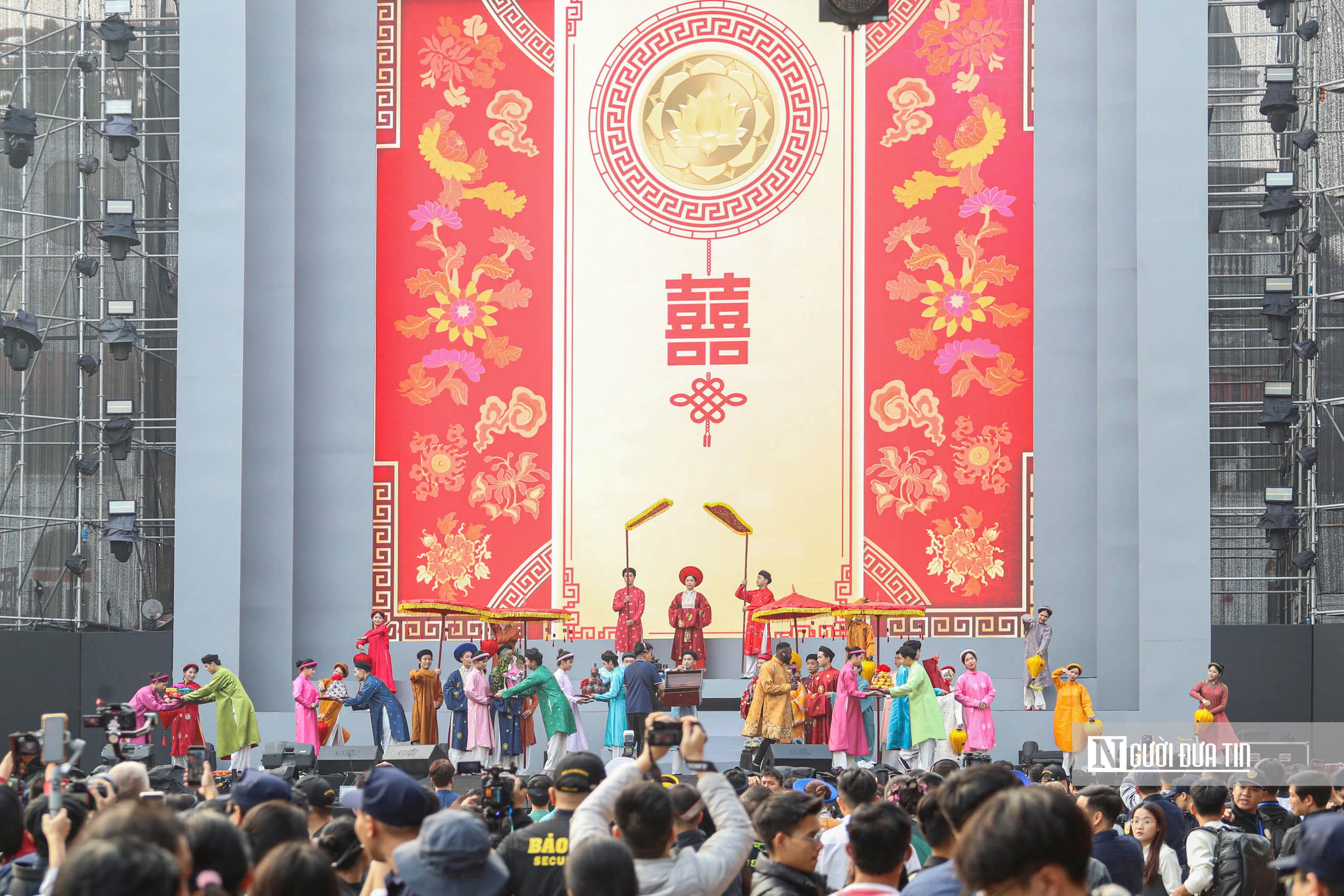 Hà Nội: 800 người mặc Việt phục tái hiện lễ cưới tại hồ Gươm- Ảnh 1. Hà Nội: 800 người mặc Việt phục tái hiện lễ cưới tại hồ Gươm- Ảnh 1.