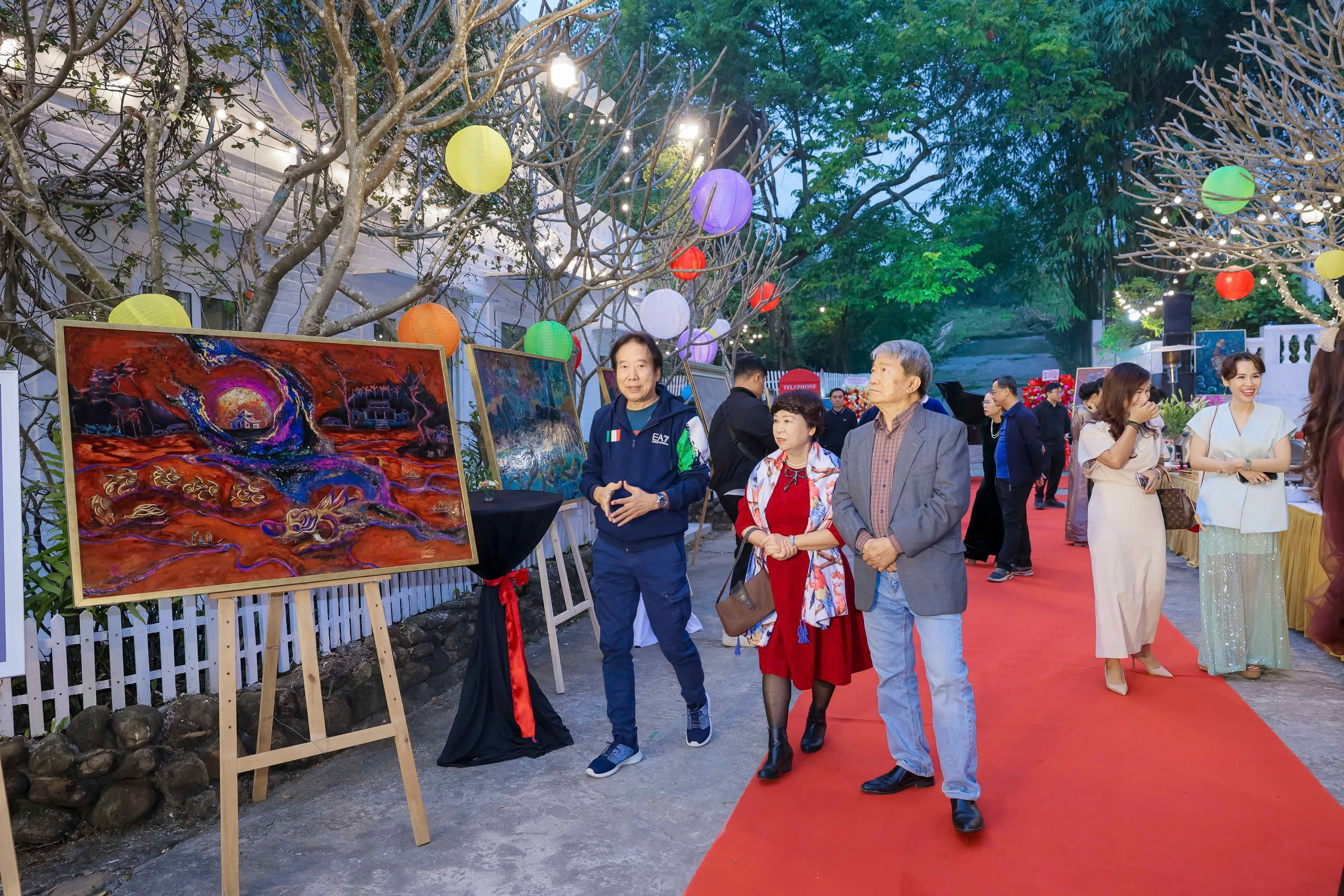 Hoạ sĩ 9X gây sốt với bức sơn mài bán giá 100.000 USD- Ảnh 4. Hoạ sĩ 9X gây sốt với bức sơn mài bán giá 100.000 USD- Ảnh 4.