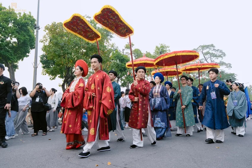 Tái hiện hỷ sự truyền thống giữa phố đi bộ, lan tỏa thông điệp gìn giữ di sản Việt - Ảnh 2.