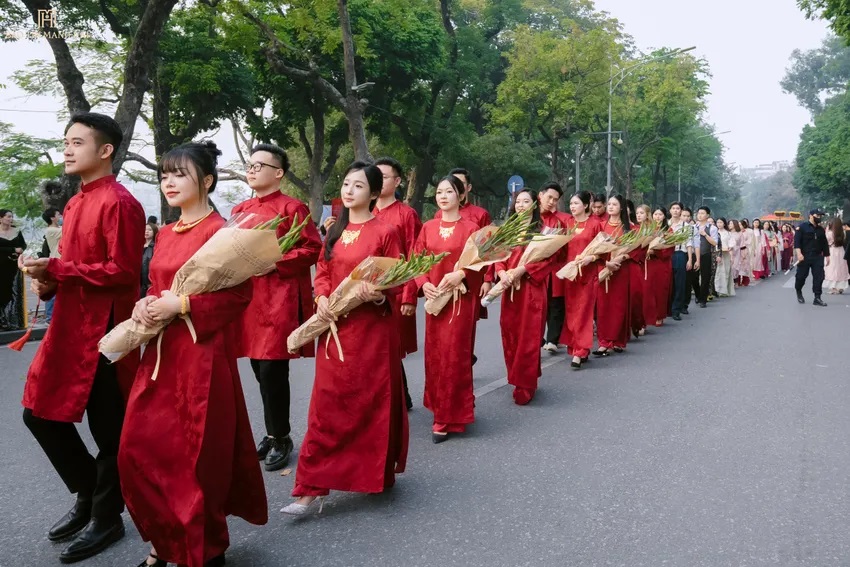 Tái hiện hỷ sự truyền thống giữa phố đi bộ, lan tỏa thông điệp gìn giữ di sản Việt - Ảnh 3.