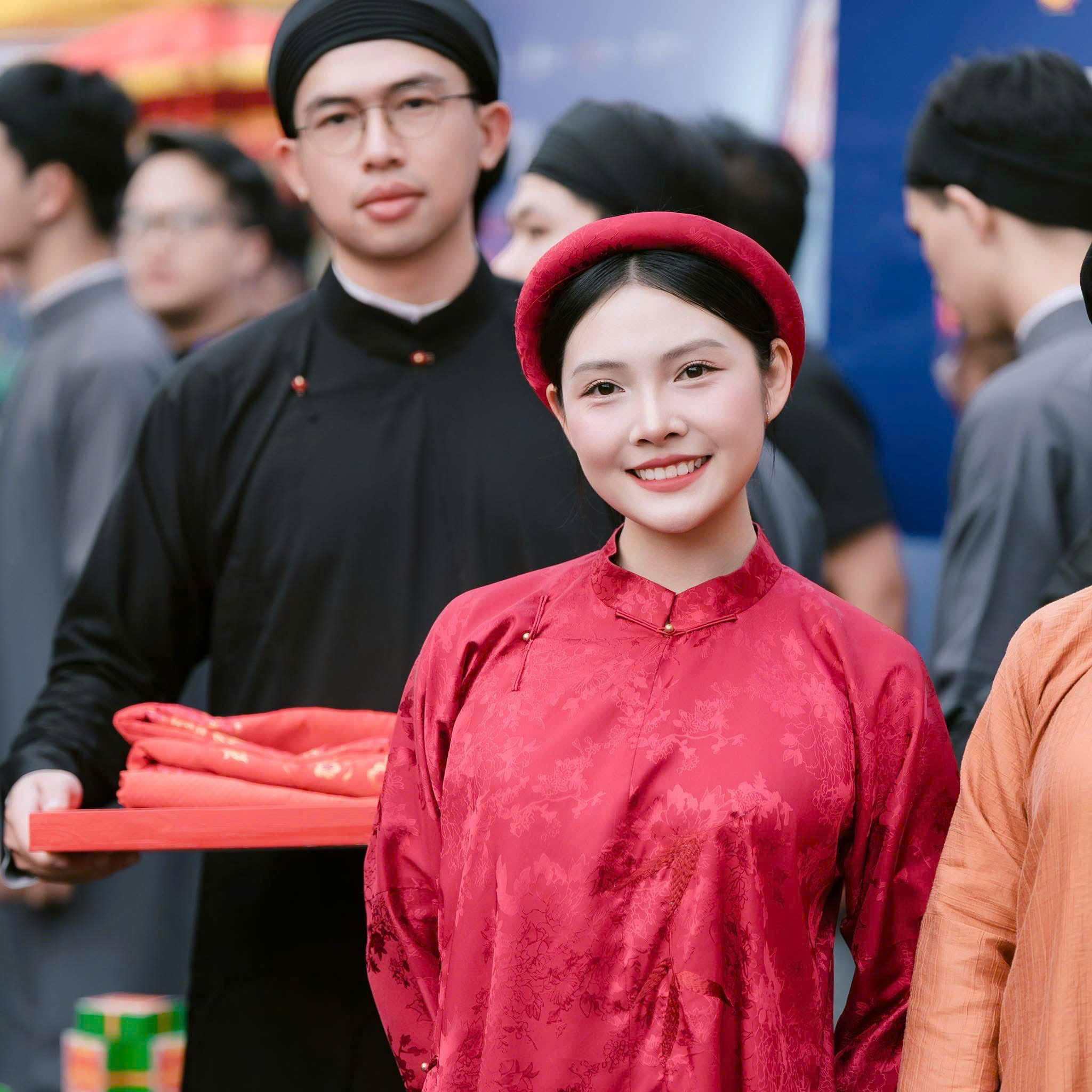 Tái hiện hỷ sự truyền thống giữa phố đi bộ, lan tỏa thông điệp gìn giữ di sản Việt - Ảnh 2.