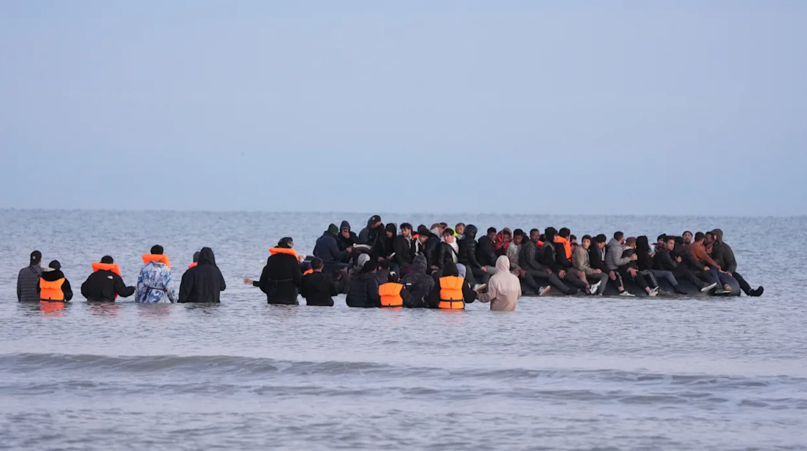 Châu Âu cứng rắn hơn về vấn đề di cư với “trung tâm hồi hương” - Ảnh 1.