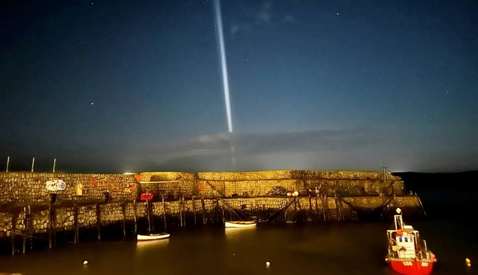 Vệt sáng lạ trên bầu trời Anh gây xôn xao - Ảnh 1. Vệt sáng lạ trên bầu trời Anh gây xôn xao - Ảnh 1.