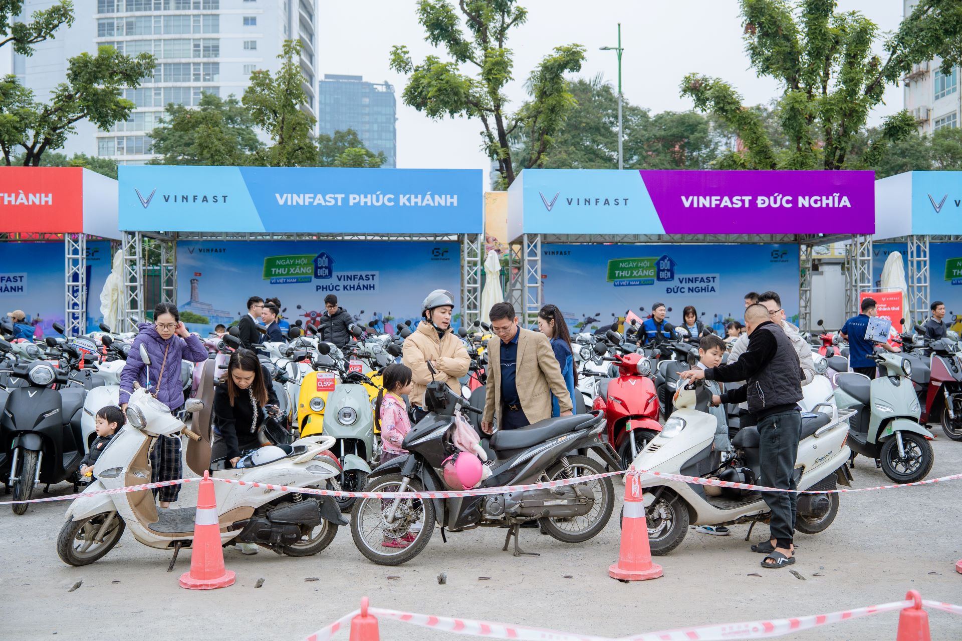 Trải nghiệm thuyết phục, chi phí thấp, lên đời nhàn, người Hà Nội nô nức chọn xe điện VinFast tại “Ngày hội Thu xăng đổi điện” - Ảnh 1.