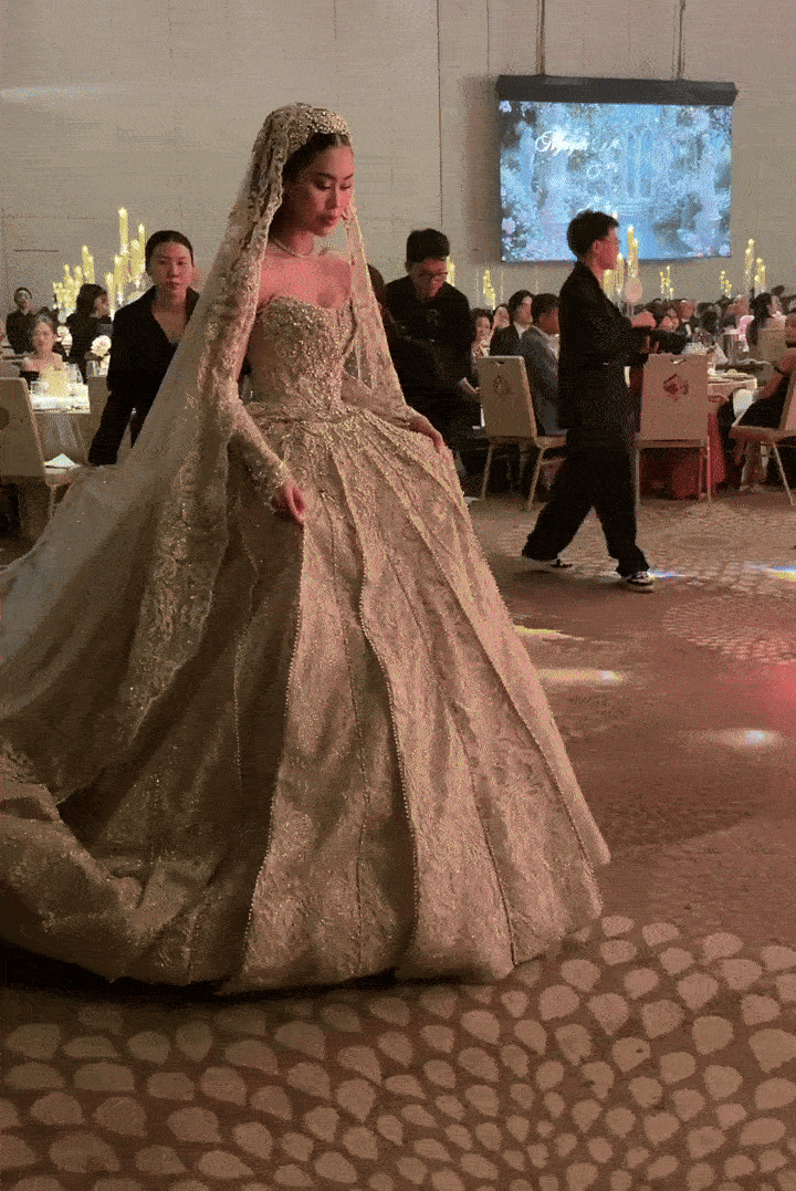 Cô dâu Tiên Nguyễn diện váy cưới đính hàng nghìn viên đá quý - Ảnh 1.