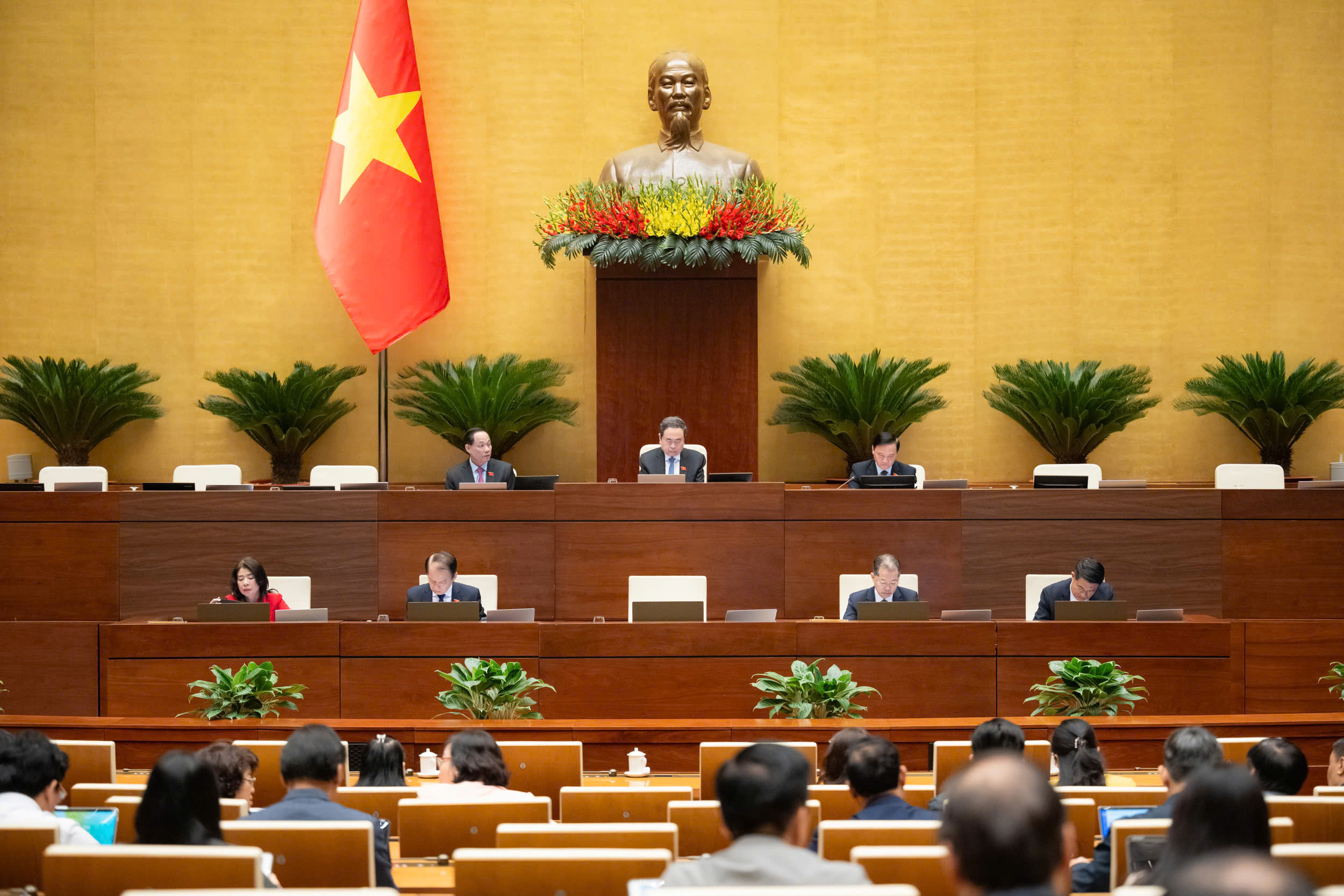 Bộ trưởng Bộ Công an: Vụ án tham nhũng và chức vụ ít hơn 17% so với năm 2024- Ảnh 2. Bộ trưởng Bộ Công an: Vụ án tham nhũng và chức vụ ít hơn 17% so với năm 2024- Ảnh 2.