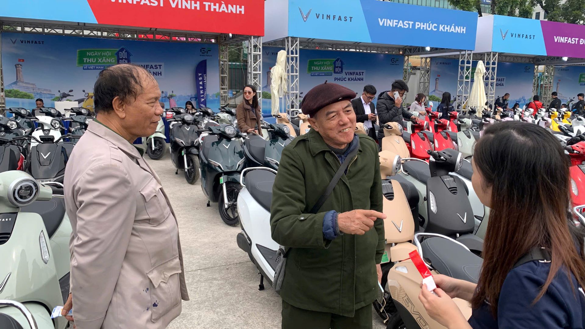 Trải nghiệm thuyết phục, chi phí thấp, lên đời nhàn, người Hà Nội nô nức chọn xe điện VinFast tại “Ngày hội Thu xăng đổi điện” - Ảnh 3.