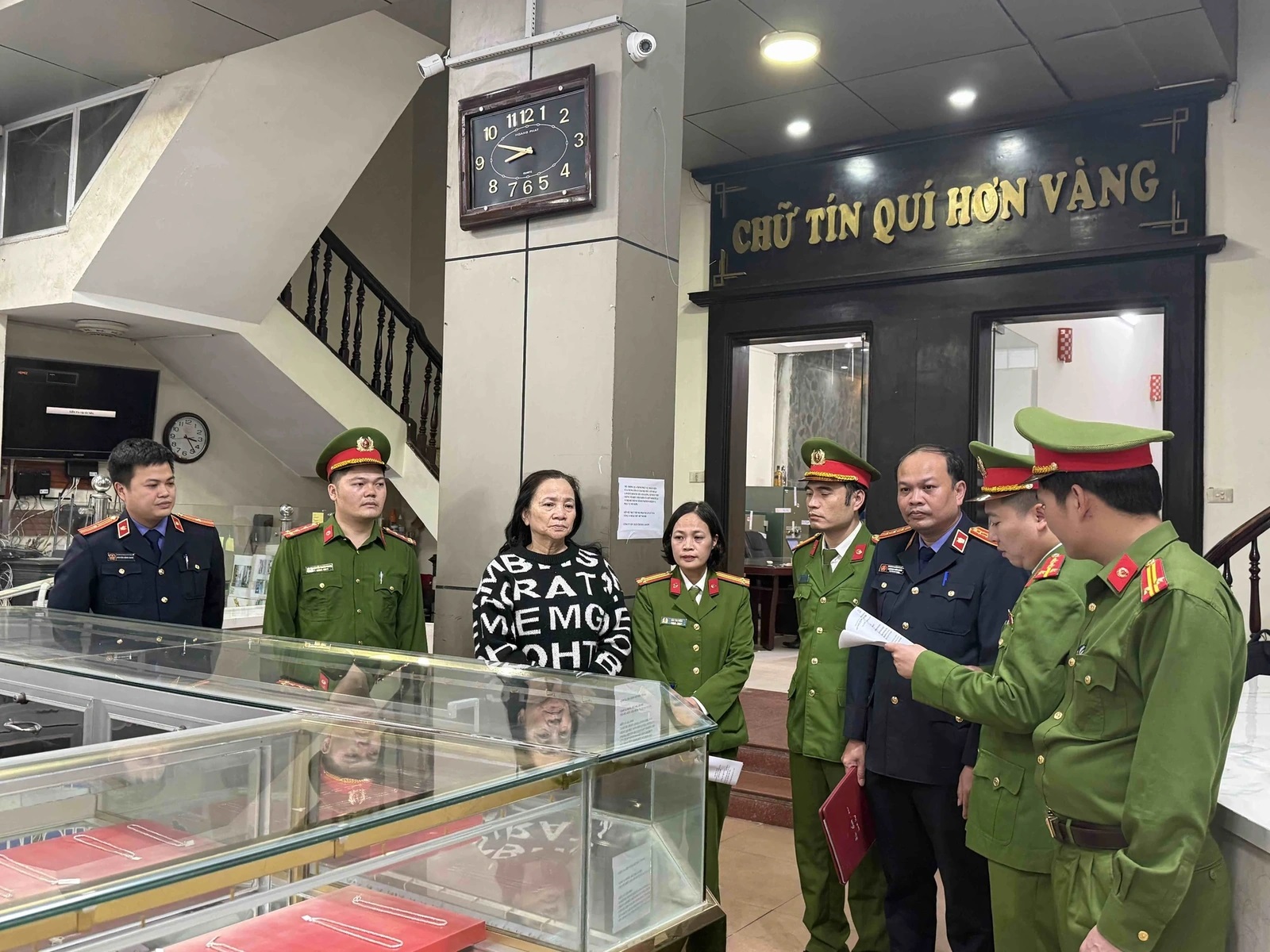 Bắt vợ chồng Giám đốc Công ty vàng bạc Kim Chung- Ảnh 1. Bắt vợ chồng Giám đốc Công ty vàng bạc Kim Chung- Ảnh 1.