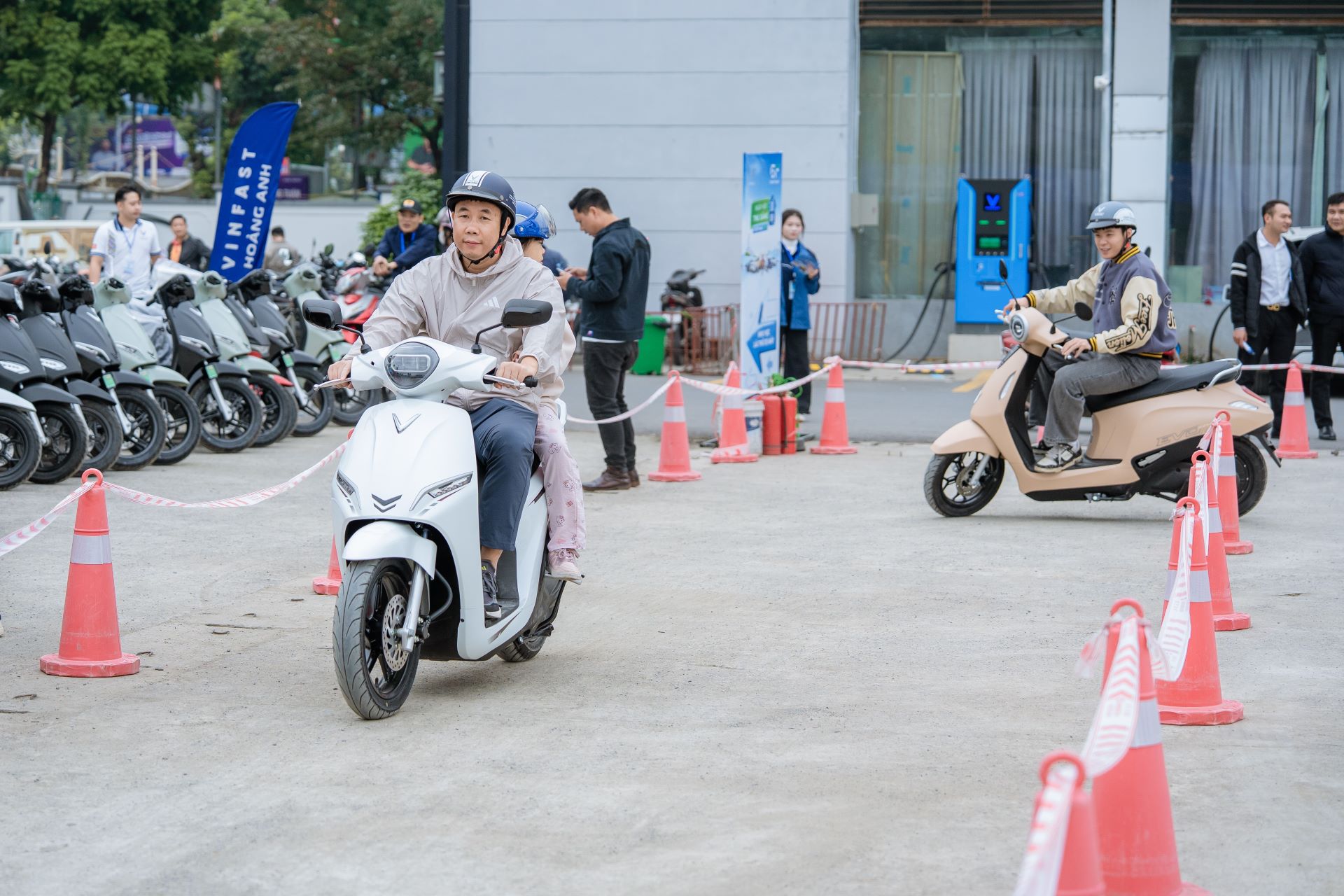 Trải nghiệm thuyết phục, chi phí thấp, lên đời nhàn, người Hà Nội nô nức chọn xe điện VinFast tại “Ngày hội Thu xăng đổi điện” - Ảnh 4.