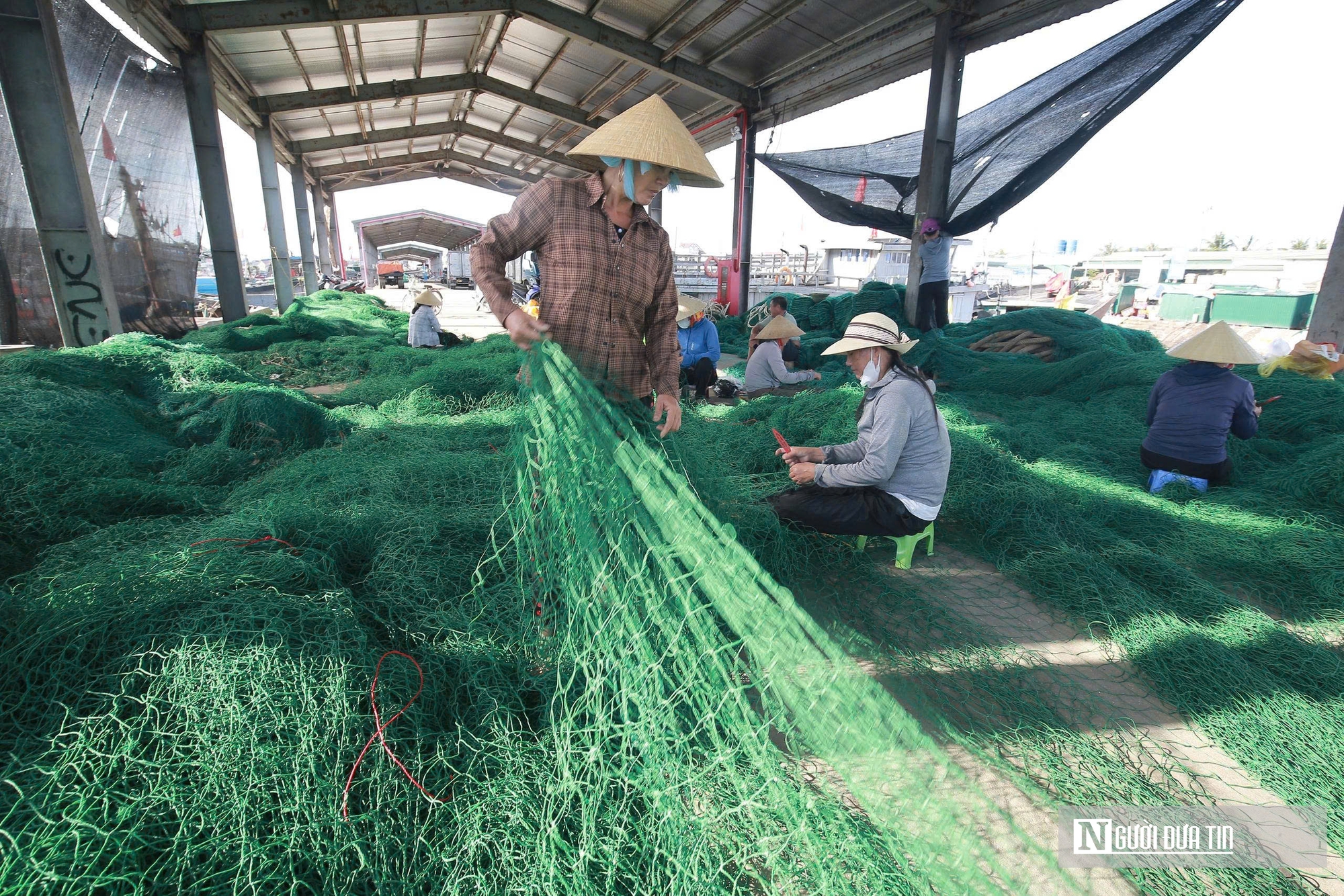 Những người phụ nữ cần mẫn vá lành lưới, giữ sinh kế bền vững cho ngư dân - Ảnh 1.