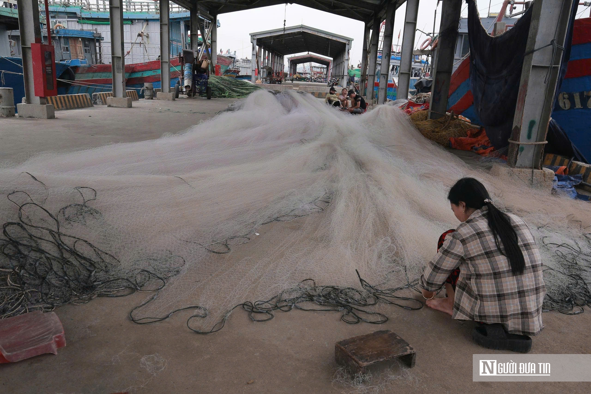 Những người phụ nữ cần mẫn vá lành lưới, giữ sinh kế bền vững cho ngư dân - Ảnh 2.