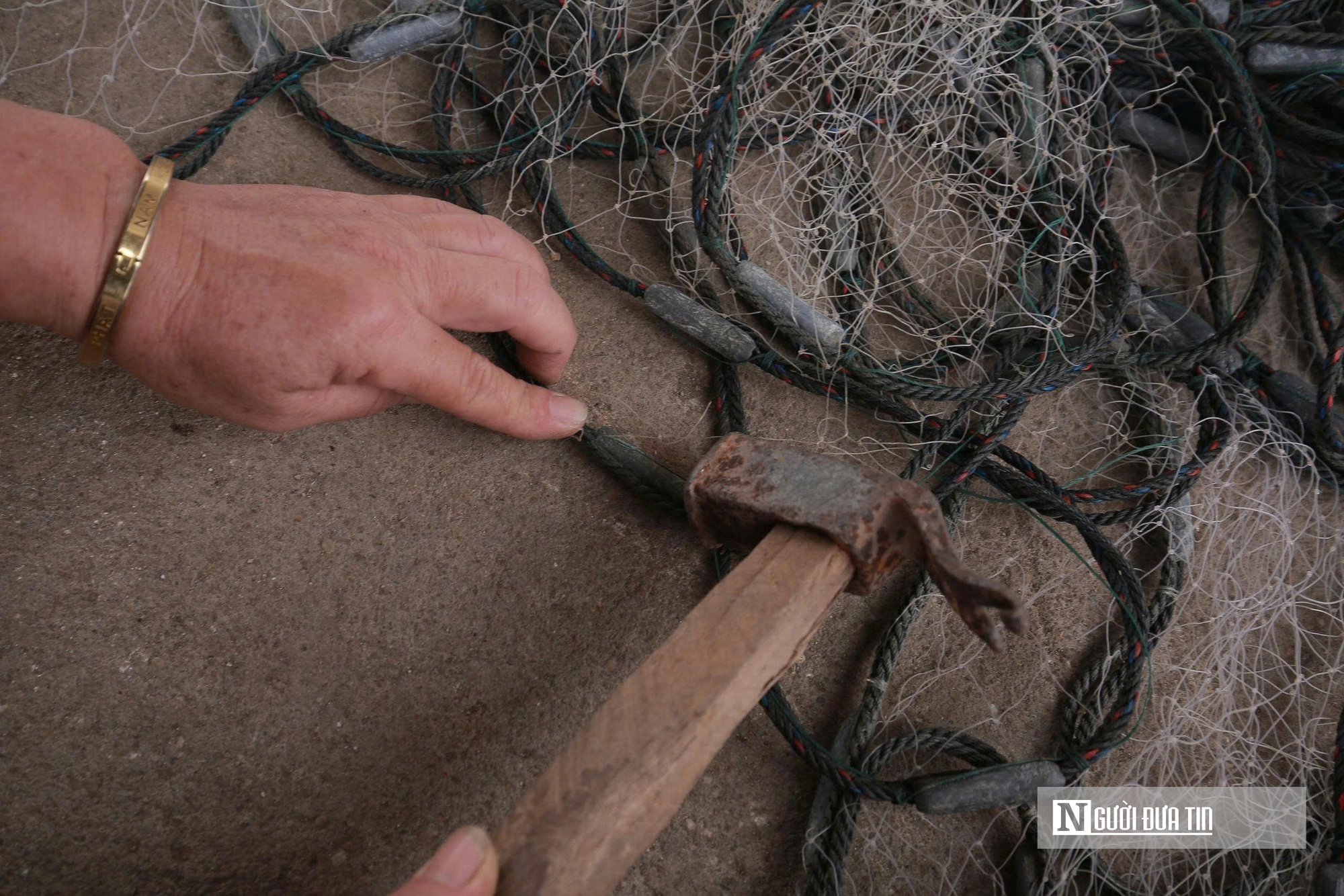 Những người phụ nữ cần mẫn vá lành lưới, giữ sinh kế bền vững cho ngư dân - Ảnh 4.