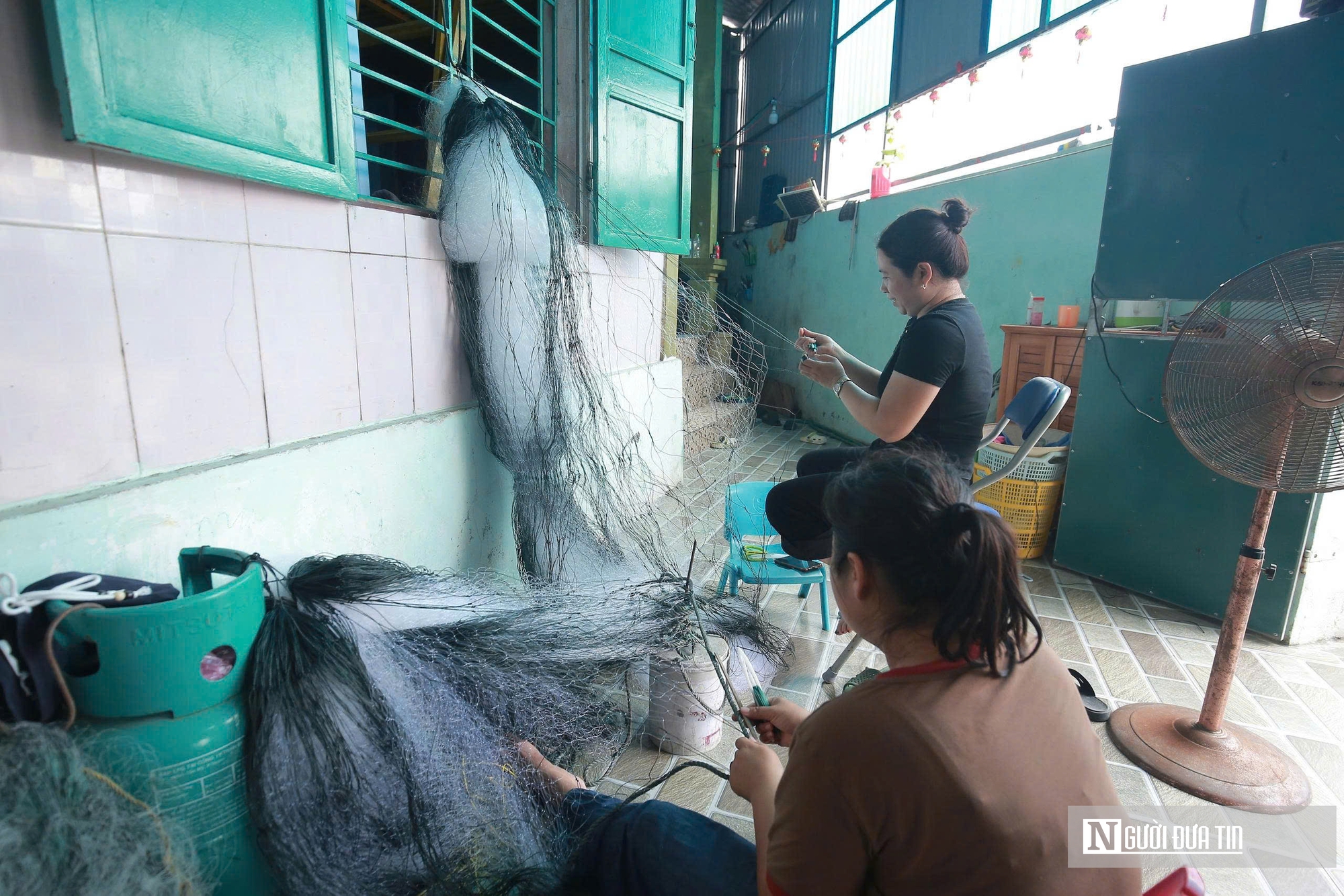 Những người phụ nữ cần mẫn vá lành lưới, giữ sinh kế bền vững cho ngư dân - Ảnh 5.
