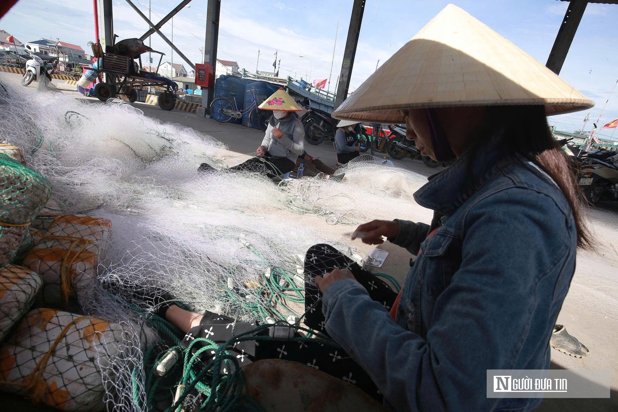 Những người phụ nữ cần mẫn vá lành lưới, giữ sinh kế bền vững cho ngư dân - Ảnh 6.