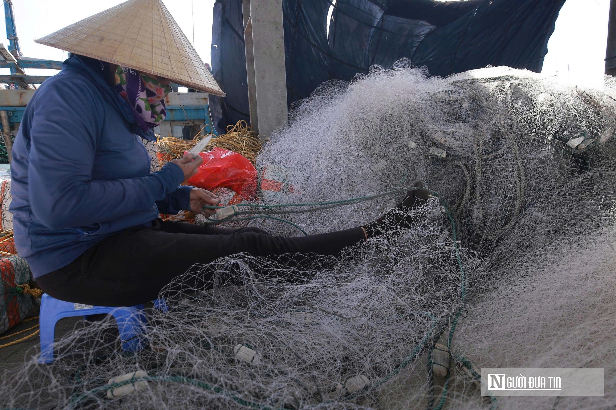 Những người phụ nữ cần mẫn vá lành lưới, giữ sinh kế bền vững cho ngư dân - Ảnh 7.