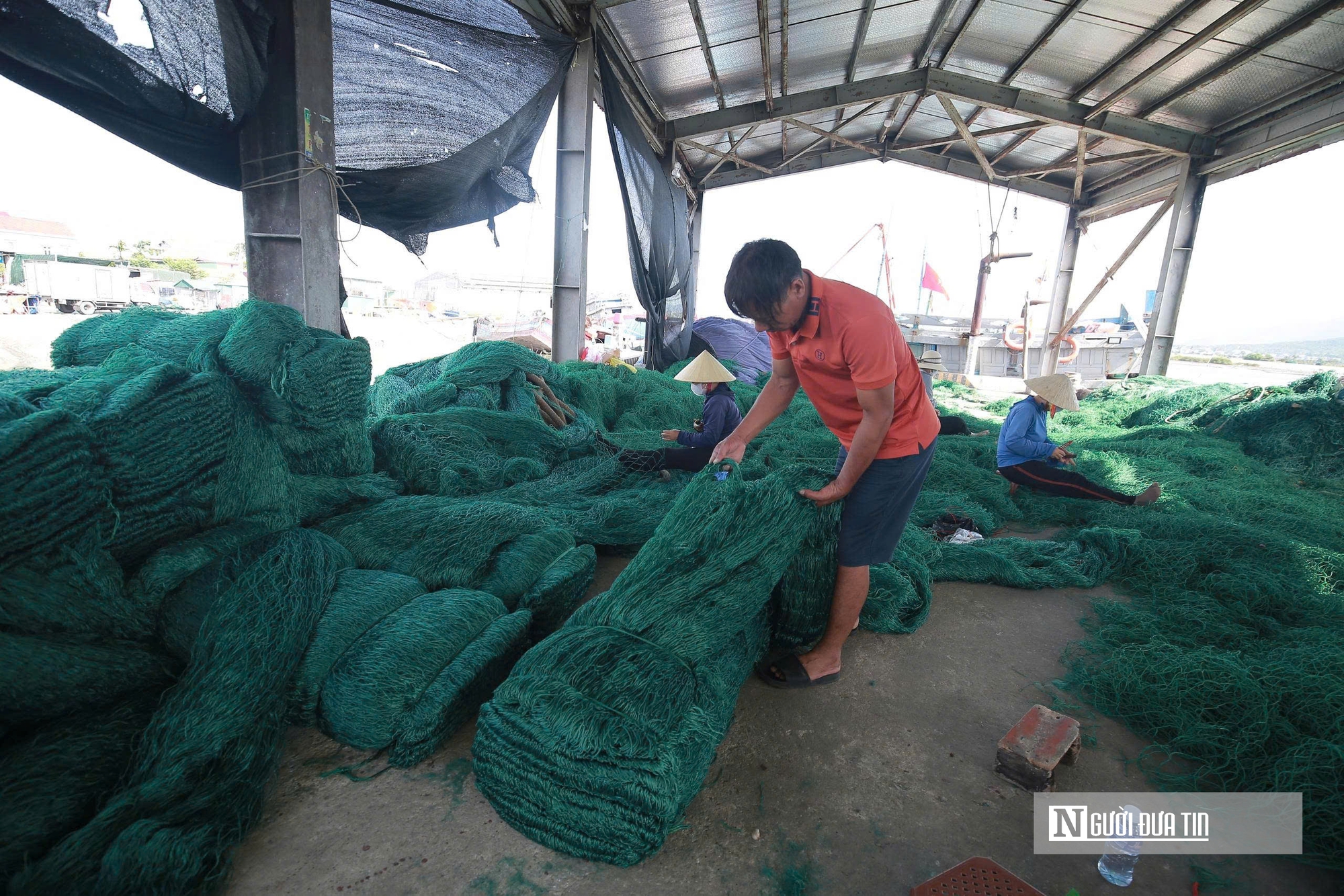 Những người phụ nữ cần mẫn vá lành lưới, giữ sinh kế bền vững cho ngư dân - Ảnh 8.