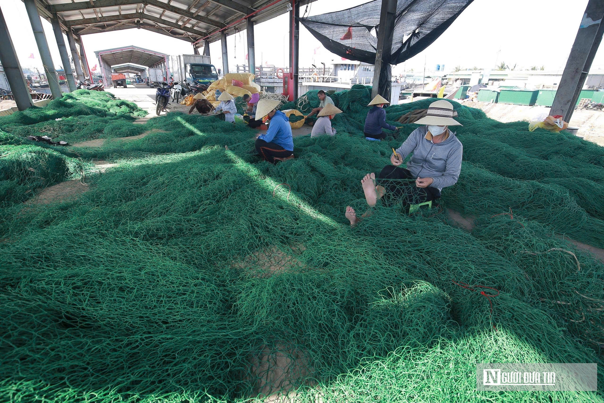 Những người phụ nữ cần mẫn vá lành lưới, giữ sinh kế bền vững cho ngư dân - Ảnh 10.