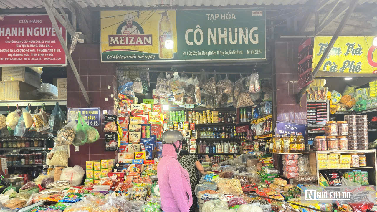 Tiểu thương chợ truyền thống “nín thở” chờ Tết- Ảnh 1. Tiểu thương chợ truyền thống “nín thở” chờ Tết- Ảnh 1.