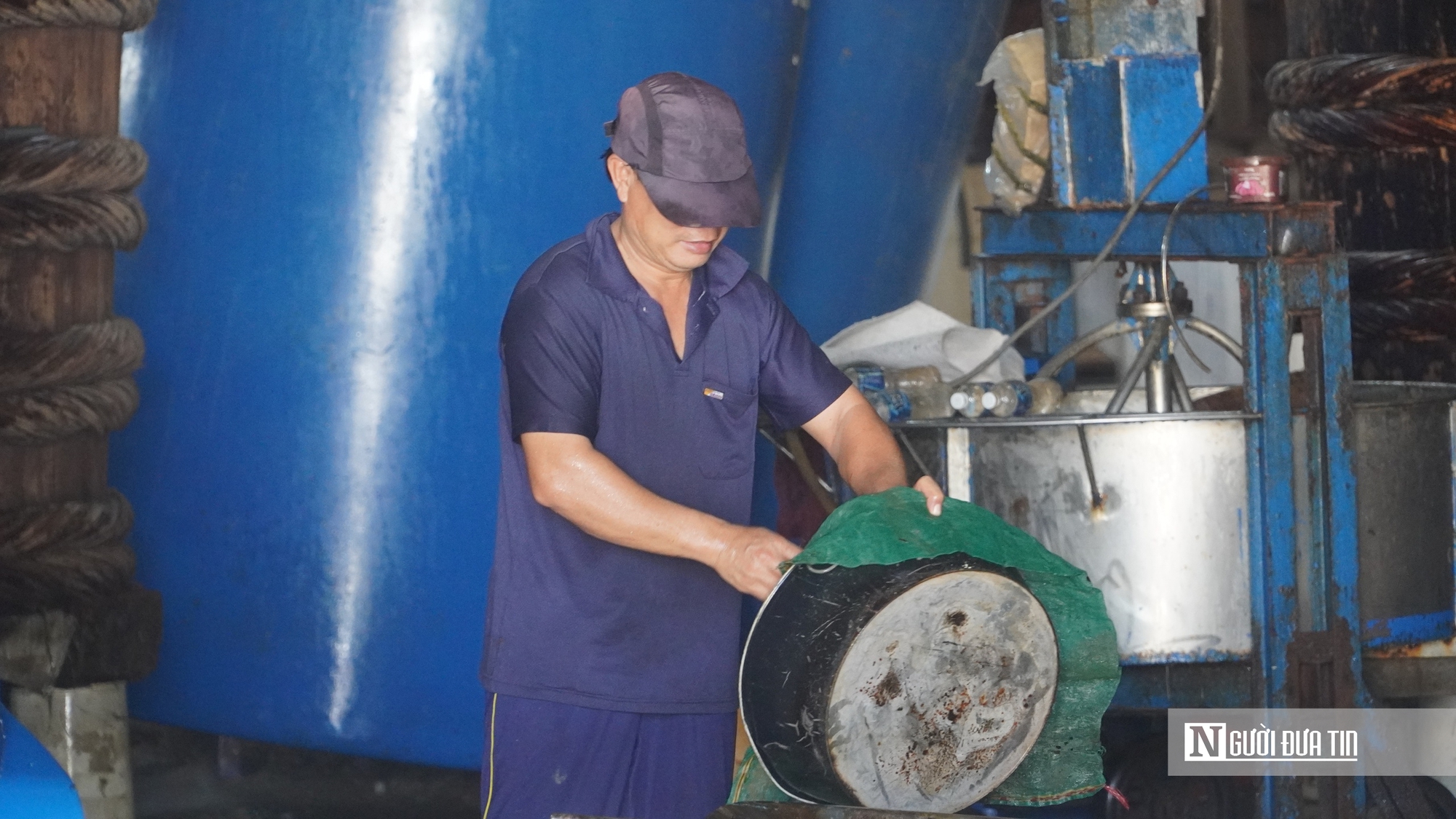 Mưa lũ làm "tê liệt" chuỗi sản xuất, làng nghề nước mắm Lâm Đồng gấp rút phục hồi- Ảnh 1. Mưa lũ làm "tê liệt" chuỗi sản xuất, làng nghề nước mắm Lâm Đồng gấp rút phục hồi- Ảnh 1.