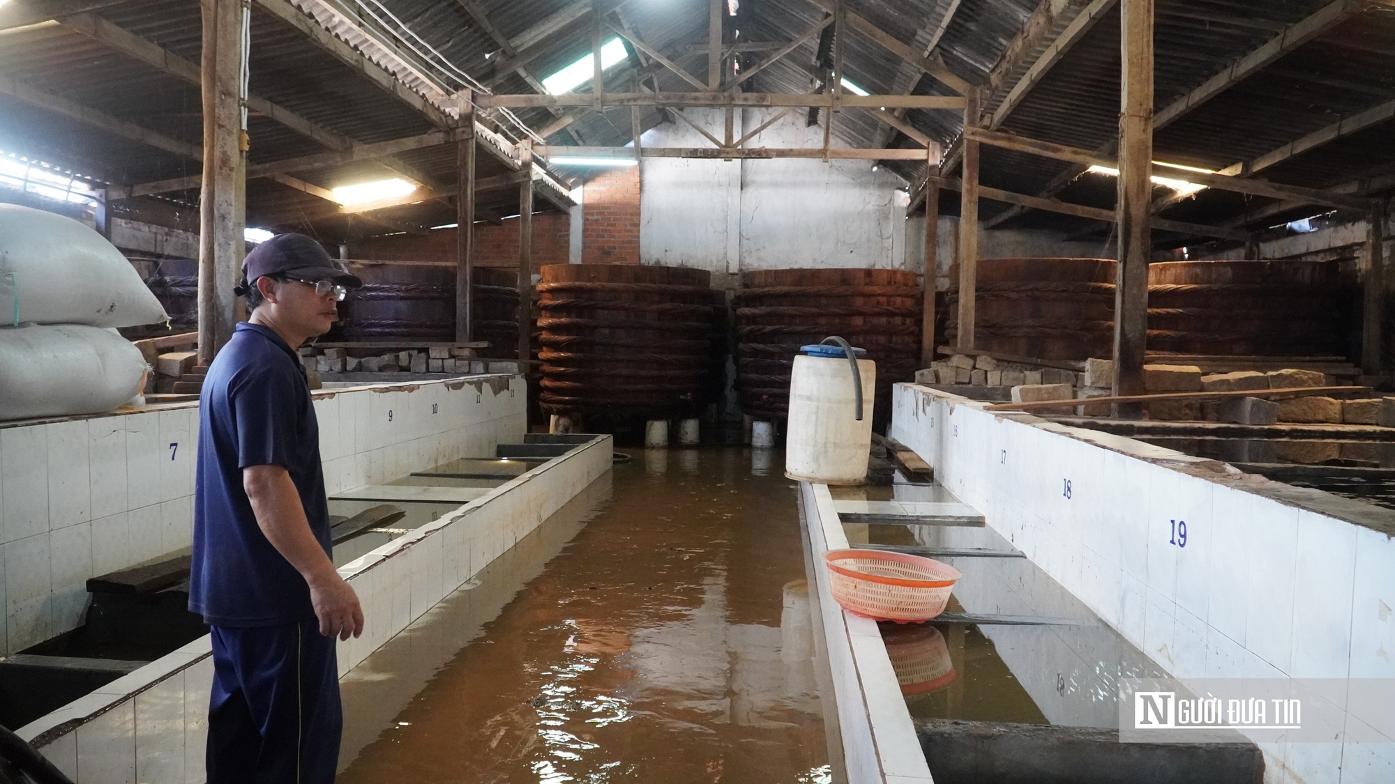 Mưa lũ làm "tê liệt" chuỗi sản xuất, làng nghề nước mắm Lâm Đồng gấp rút phục hồi- Ảnh 3. Mưa lũ làm "tê liệt" chuỗi sản xuất, làng nghề nước mắm Lâm Đồng gấp rút phục hồi- Ảnh 3.