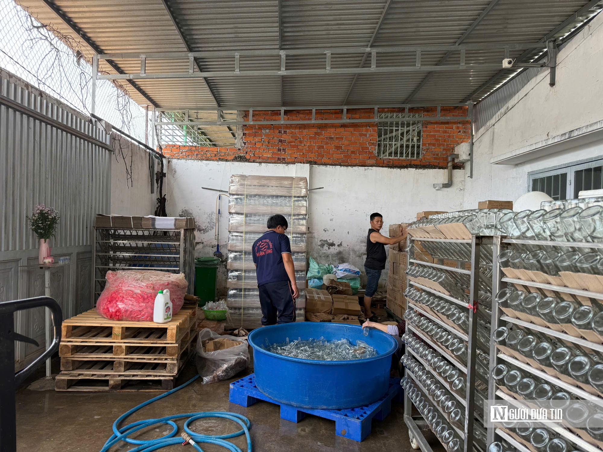 Mưa lũ làm "tê liệt" chuỗi sản xuất, làng nghề nước mắm Lâm Đồng gấp rút phục hồi- Ảnh 5. Mưa lũ làm "tê liệt" chuỗi sản xuất, làng nghề nước mắm Lâm Đồng gấp rút phục hồi- Ảnh 5.