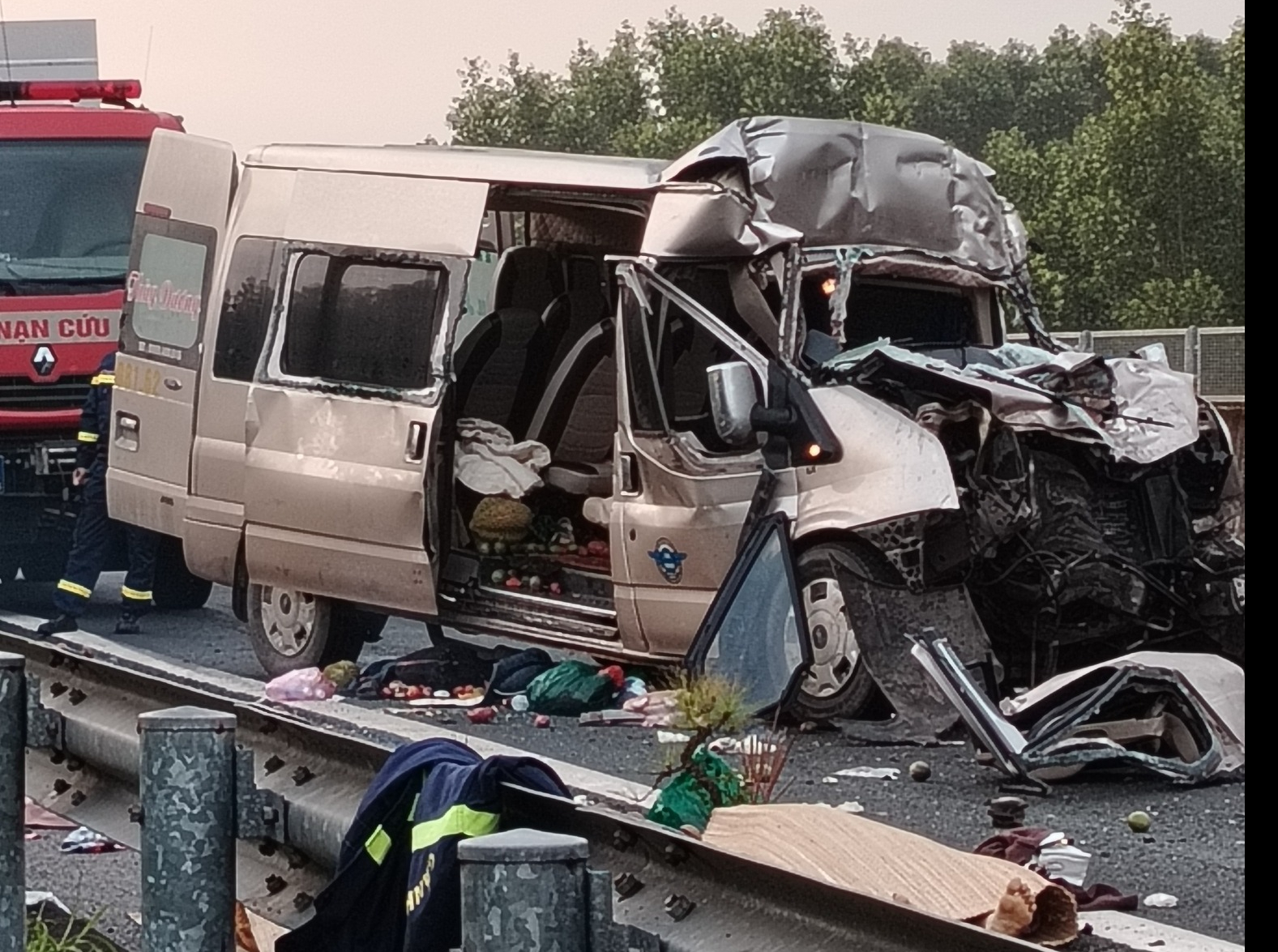 Tai nạn nghiêm trọng trên cao tốc Đà Nẵng Quảng Ngãi: 3 người chết, nhiều người bị thương- Ảnh 1. Tai nạn nghiêm trọng trên cao tốc Đà Nẵng Quảng Ngãi: 3 người chết, nhiều người bị thương- Ảnh 1.