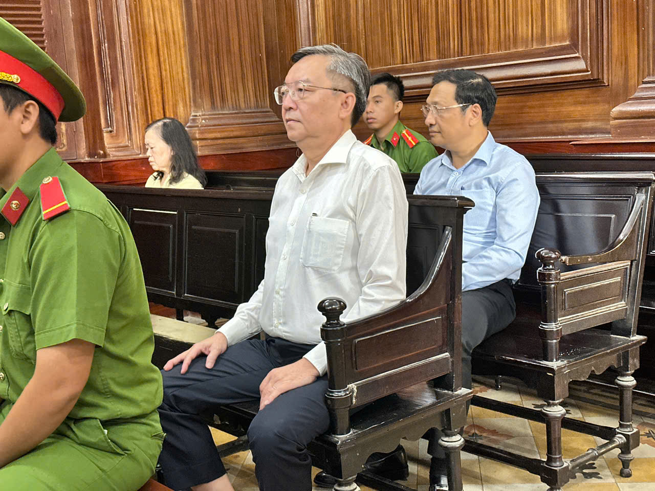 Vụ Nguyễn Thị Thanh Nhàn “thông thầu”: 2
cựu lãnh đạo Sở GD&ĐT Tp.HCM nhận sai nhưng nói "không hưởng lợi"- Ảnh 1. Vụ Nguyễn Thị Thanh Nhàn “thông thầu”: 2
cựu lãnh đạo Sở GD&ĐT Tp.HCM nhận sai nhưng nói "không hưởng lợi"- Ảnh 1.