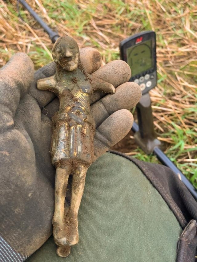 Dò kim loại, người đàn ông phát hiện "kho báu" trên cánh đồng - Ảnh 1.