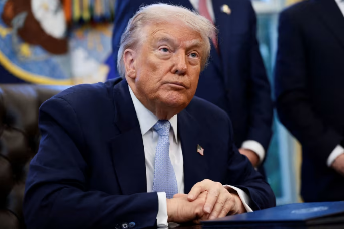 Ông Trump cảnh báo EU sau khoản phạt 140 triệu USD - Ảnh 1.