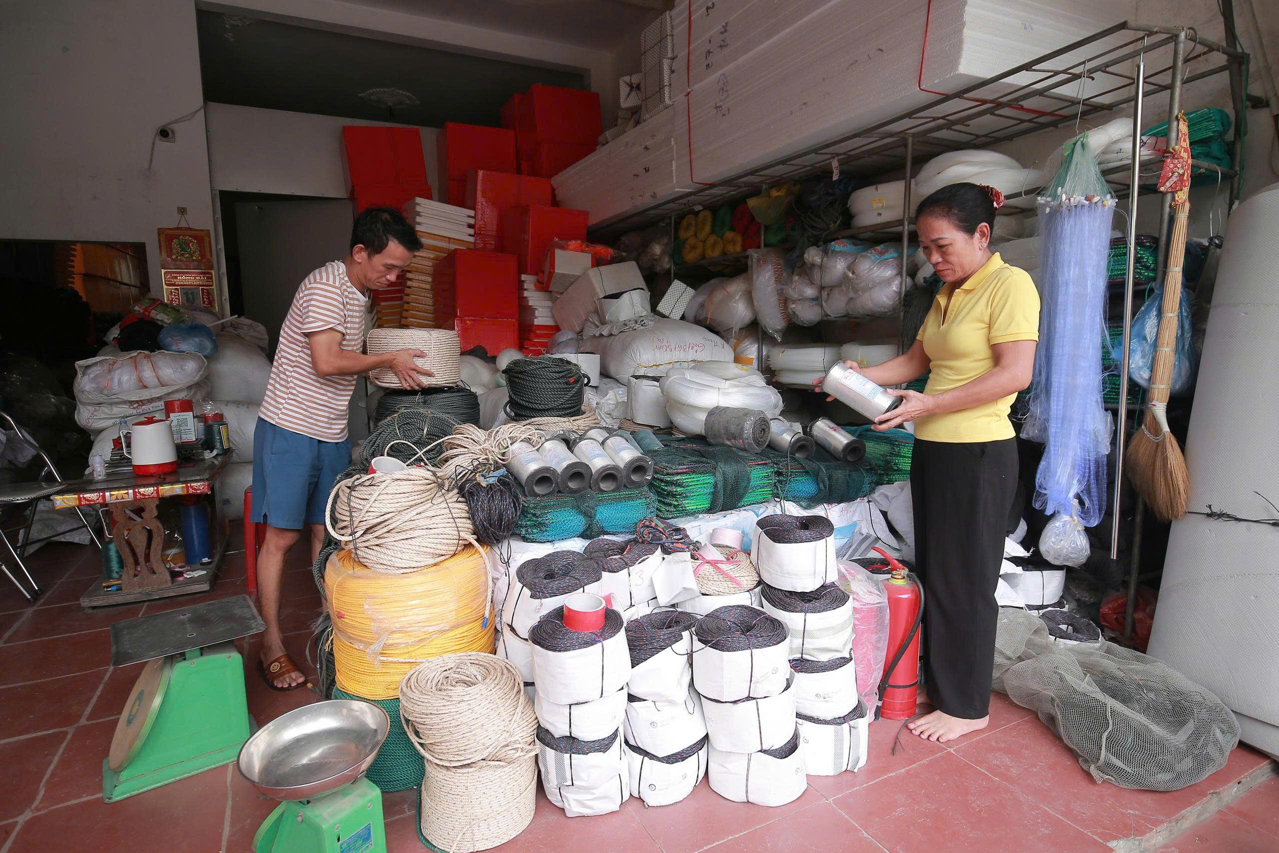 Những người phụ nữ cần mẫn vá lành lưới, giữ sinh kế bền vững cho ngư dân - Ảnh 3.