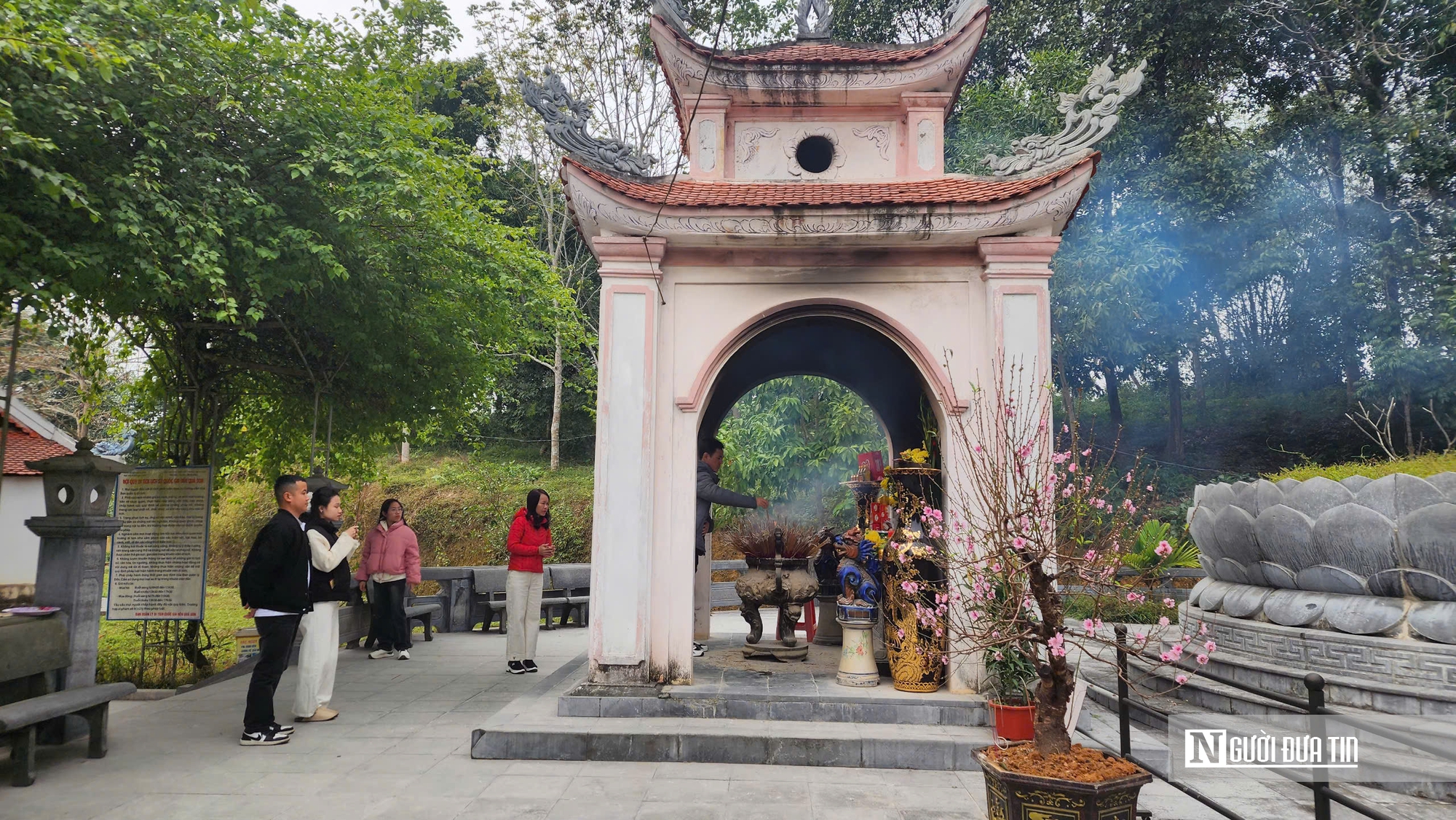 Du khách nô nức về cầu bình an tại đền Quả Sơn ngàn năm tuổi- Ảnh 3. Du khách nô nức về cầu bình an tại đền Quả Sơn ngàn năm tuổi- Ảnh 3.