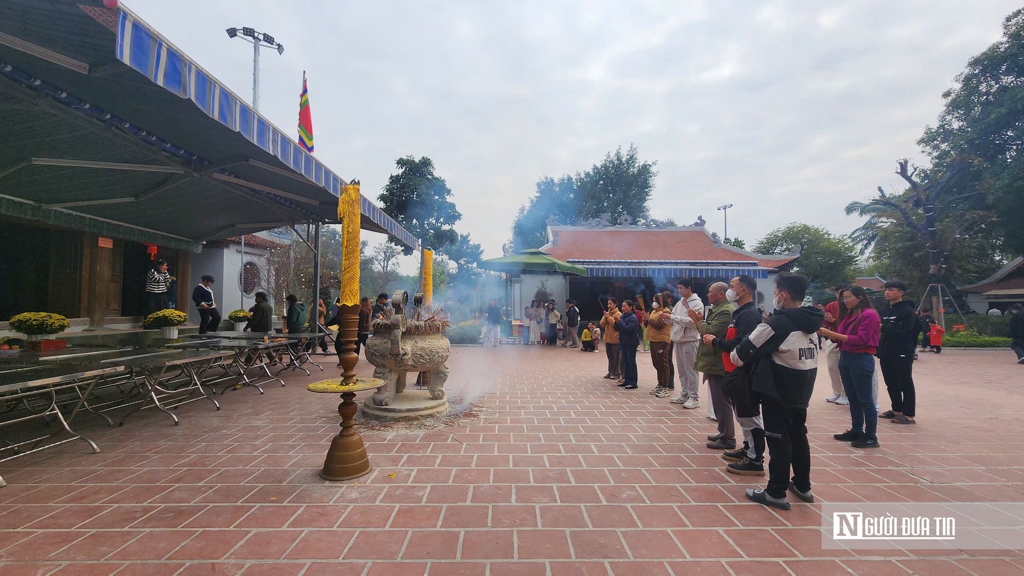 Du khách nô nức về cầu bình an tại đền Quả Sơn ngàn năm tuổi- Ảnh 5. Du khách nô nức về cầu bình an tại đền Quả Sơn ngàn năm tuổi- Ảnh 5.