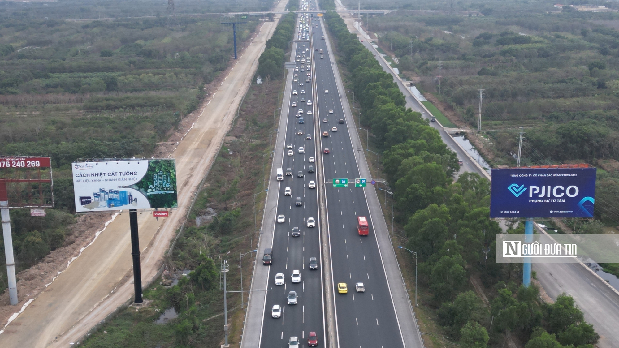 Ùn ứ tại cao tốc Hà Nội - Hải Phòng, nhiều phương tiện đi vào làn khẩn cấp- Ảnh 1.