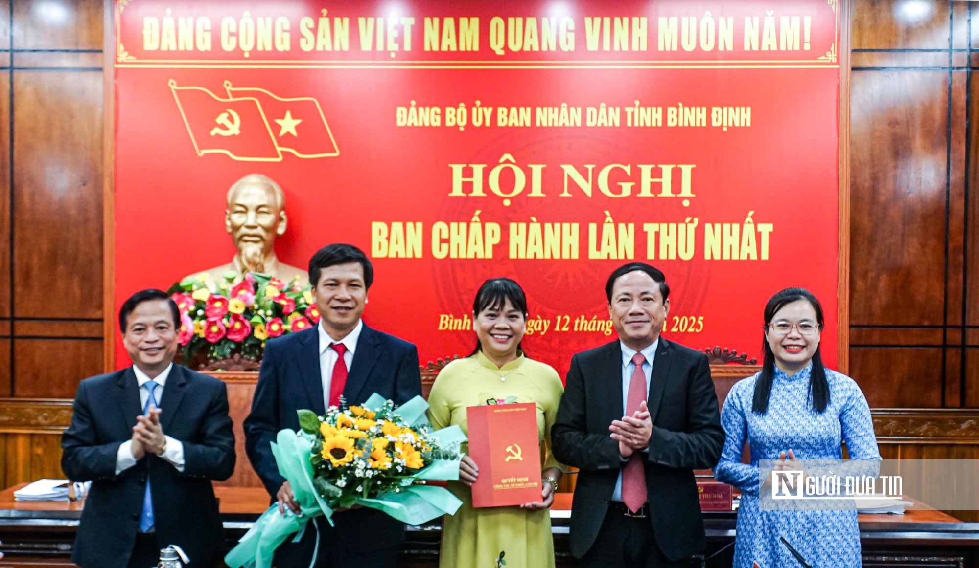 Trao quyết định thành lập Chi bộ Cơ quan Đảng ủyUBND tỉnh. Ảnh: Thu Dịu