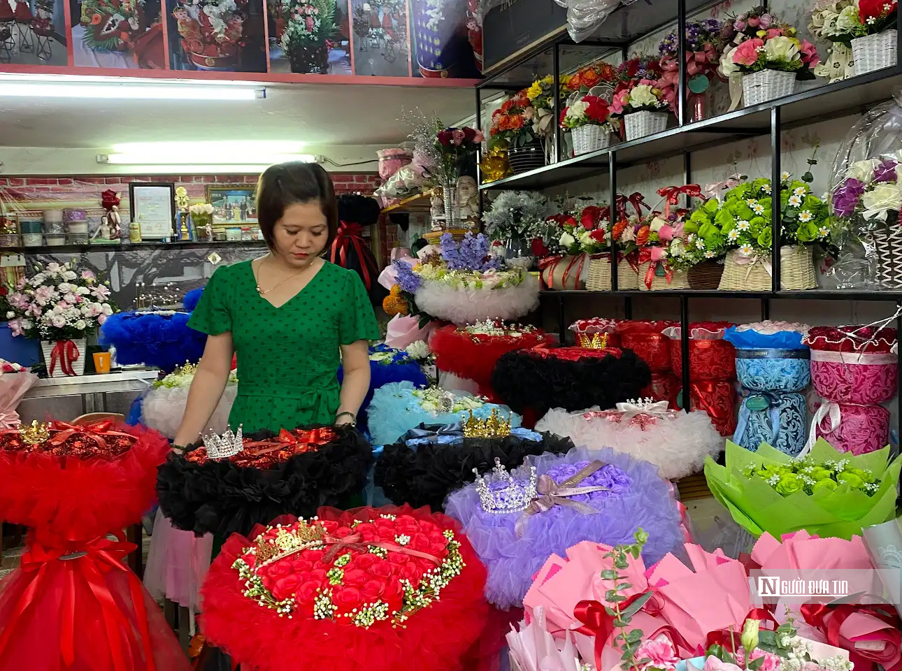 Cận kề Valentine, thị trường hoa và chocolate "nóng" lên từng ngày- Ảnh 1.