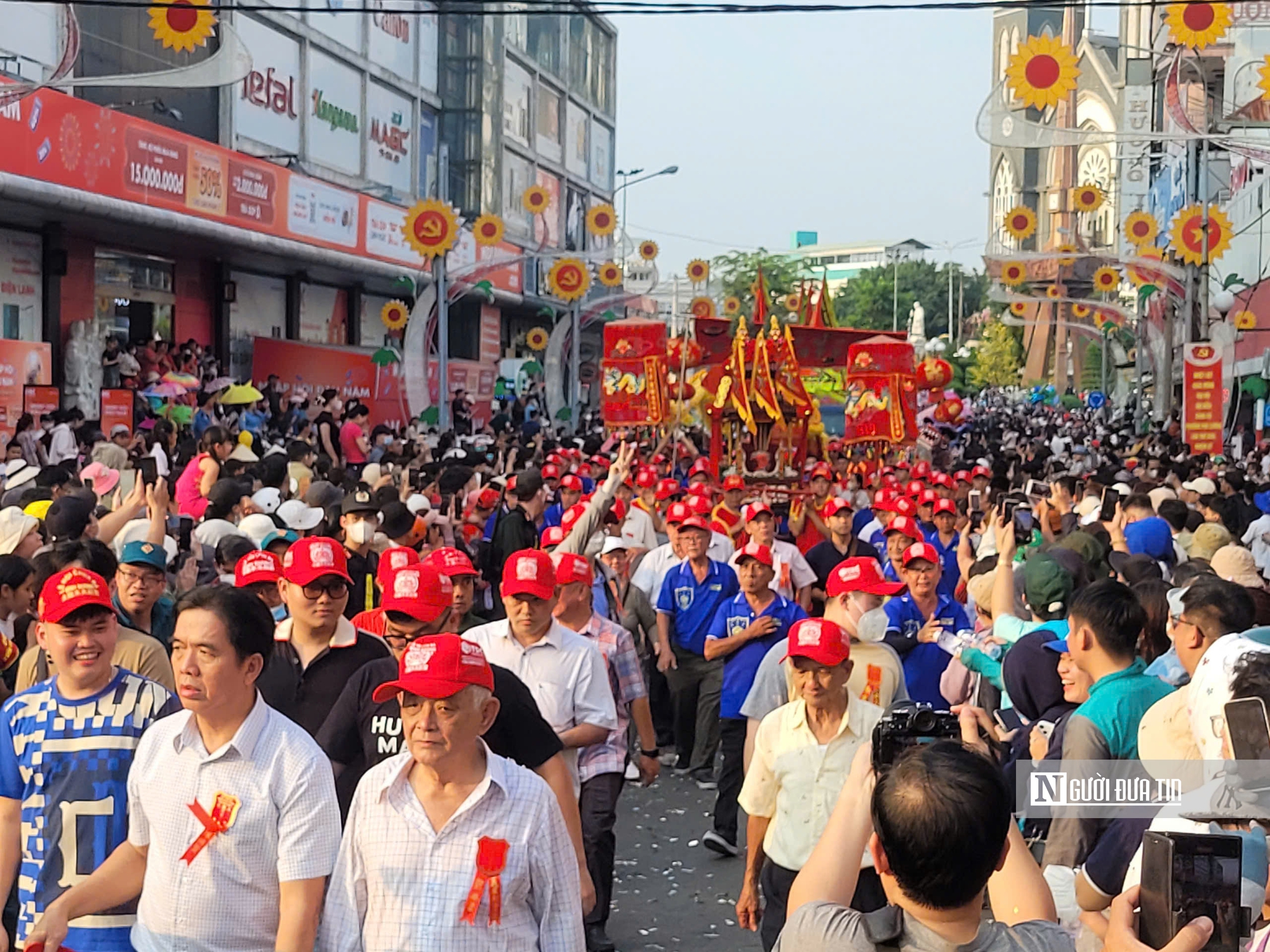 Hàng nghìn người cầu may mắn, bình an trong lễ rước kiệu bà Thiên Hậu tại Bình Dương- Ảnh 14.