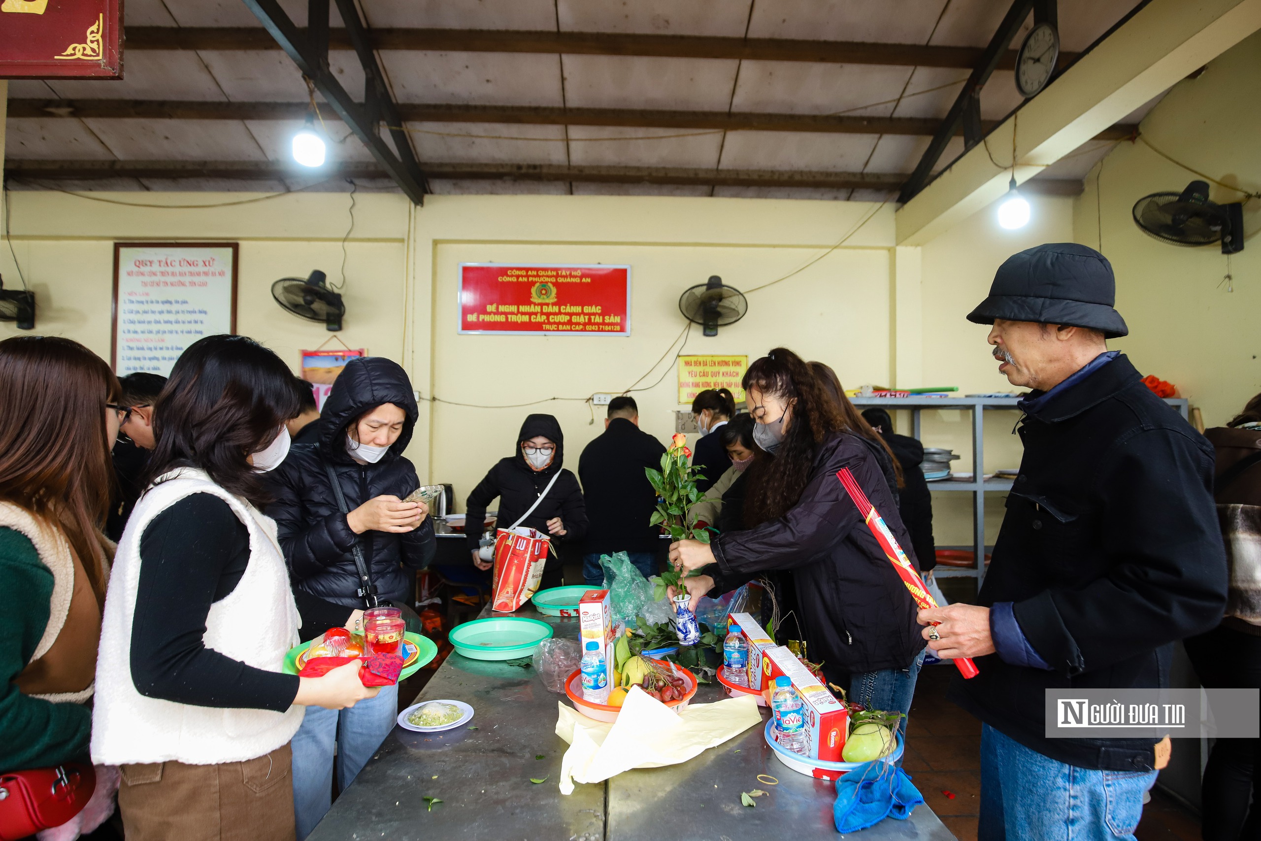 Phủ Tây Hồ ken kín người ngày rằm tháng Giêng- Ảnh 16.