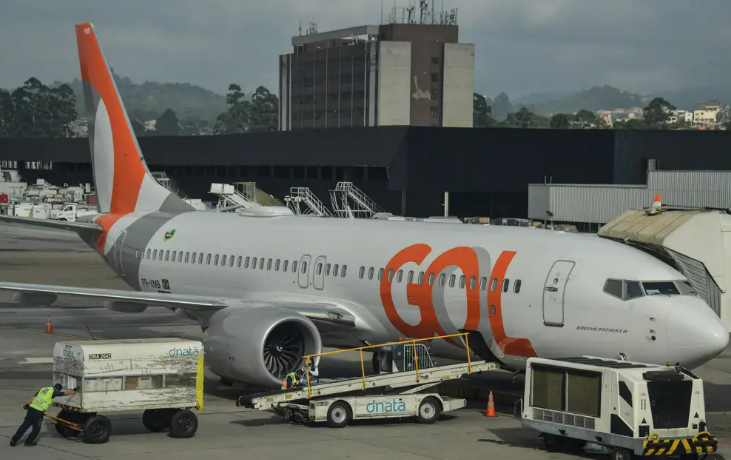 Máy bay Boeing 737 Max đâm vào ô tô giữa đường băng khi cất cánh- Ảnh 1. Máy bay Boeing 737 Max đâm vào ô tô giữa đường băng khi cất cánh- Ảnh 1.