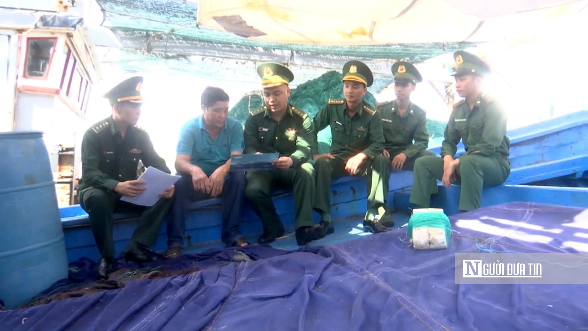 Bộ đội biên phòng tỉnh Phú Yên gặp gỡ ngư dân để tuyên truyền quy định của pháp luật về hoạt động khai thác hải sản trên biển. Ảnh: Bảo Lâm Bộ đội biên phòng tỉnh Phú Yên gặp gỡ ngư dân để tuyên truyền quy định của pháp luật về hoạt động khai thác hải sản trên biển. Ảnh: Bảo Lâm