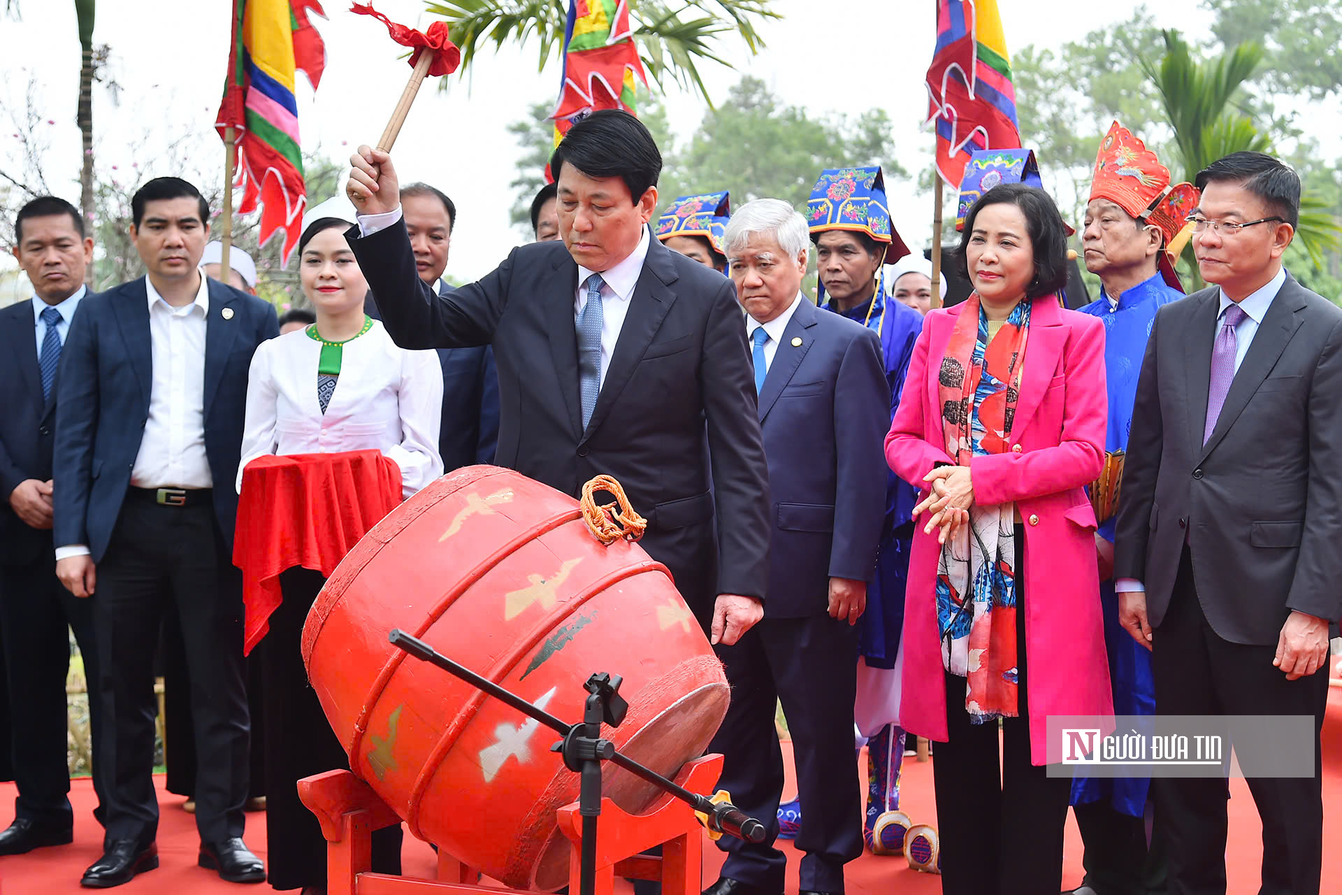 Chủ tịch nước nhảy sạp, xuống đồng cày ruộng cùng nhân dân- Ảnh 4.