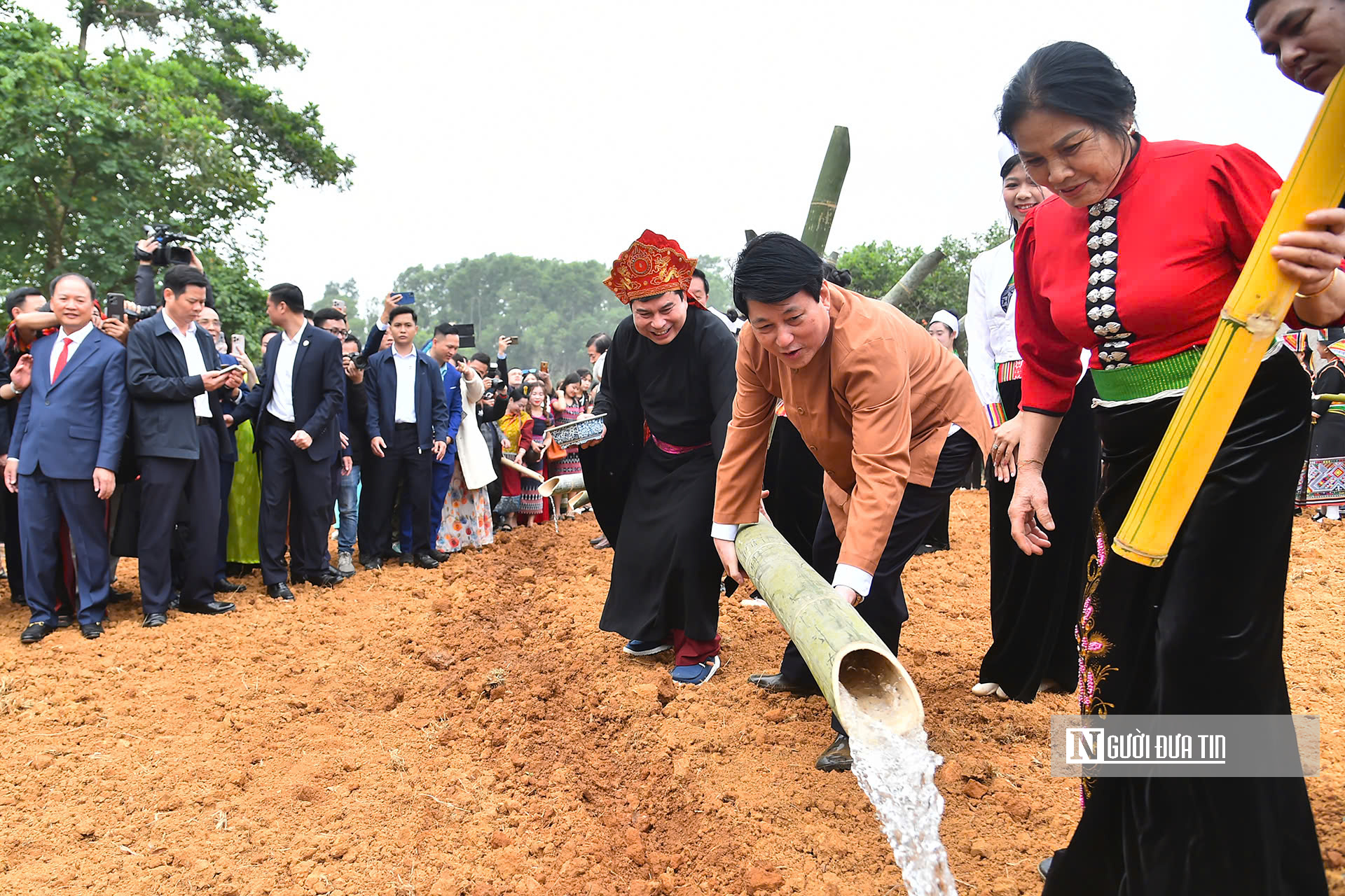 Chủ tịch nước nhảy sạp, xuống đồng cày ruộng cùng nhân dân- Ảnh 8.