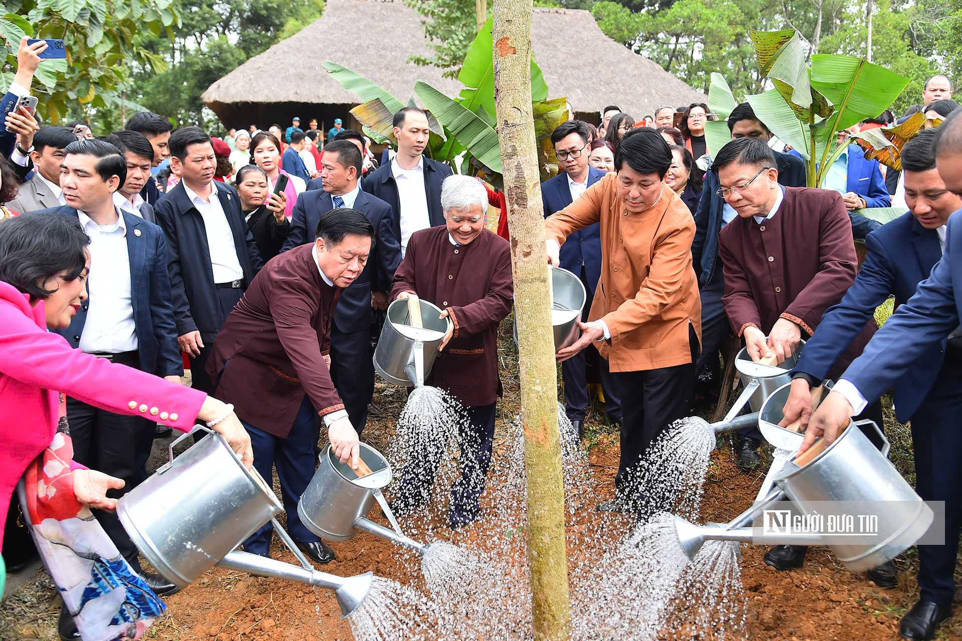 Chủ tịch nước nhảy sạp, xuống đồng cày ruộng cùng nhân dân- Ảnh 9.