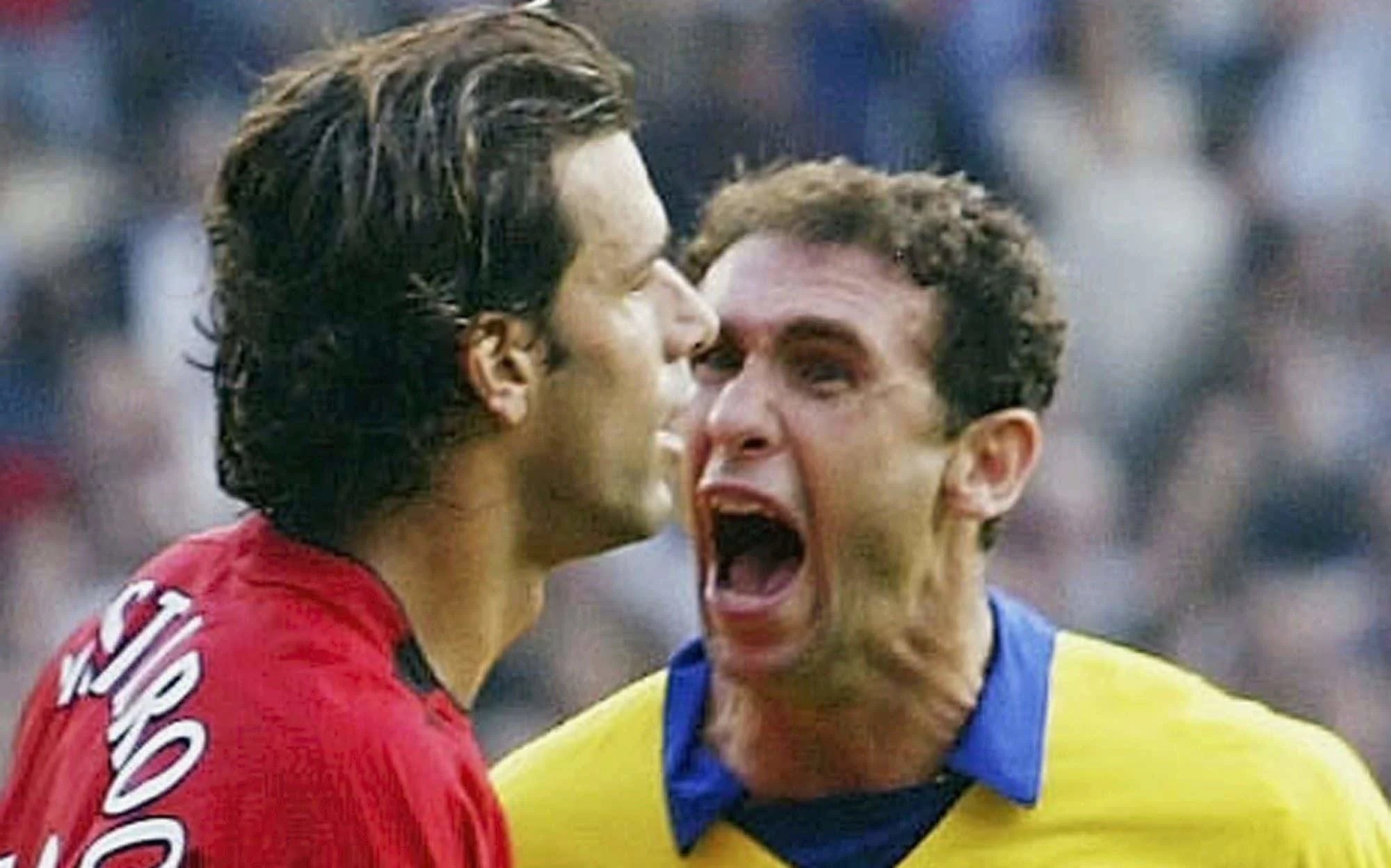 Martin Keown (áo vàng) bày tỏ cảm xúc của mình đối với Ruud van Nistelrooy sau pha đá hỏng phạt đền vào tháng 9/2003. (Ảnh: Getty Images/Shaun Botterill)