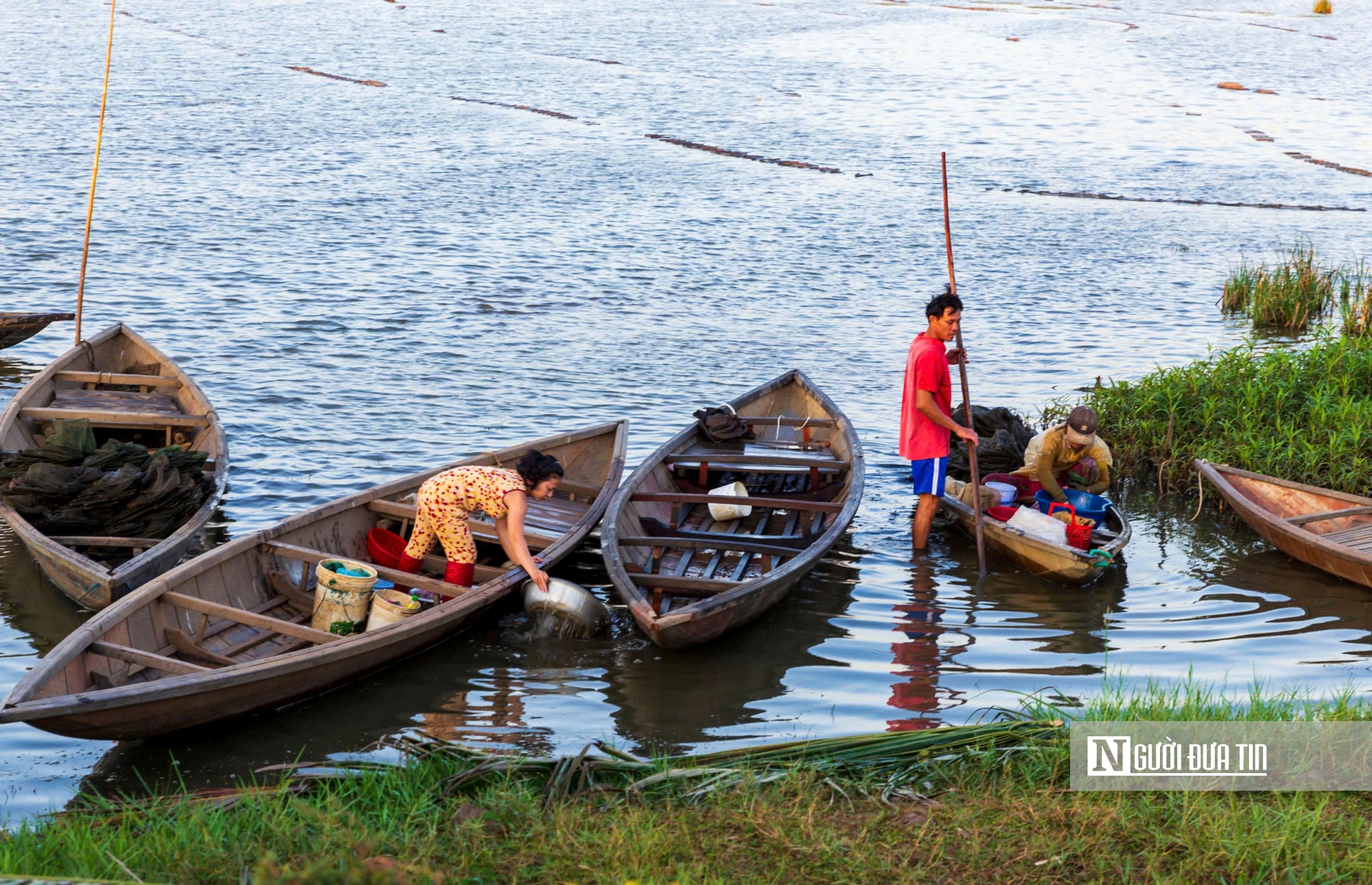 Nhịp sống của cư dân quanh đầm, tô điểm thêm cho khủng cảnh bình yên của một vùng quê. Ảnh: Nguyễn Sa Huỳnh