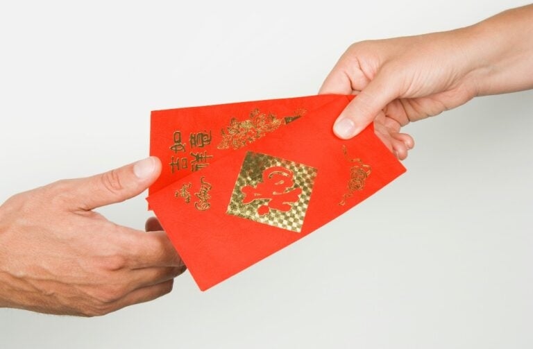 Bị cha lấy tiền lì xì, con trai lập tức gọi điện báo cảnh sát- Ảnh 1. Bị cha lấy tiền lì xì, con trai lập tức gọi điện báo cảnh sát- Ảnh 1.