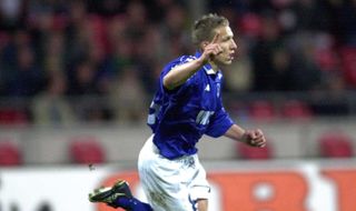 Wesley Sonck ăn mừng sau khi ghi bàn cho Genk trước Werder Bremen vào tháng 10 năm 2000.