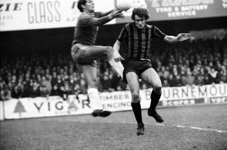 Ted MacDougall (phải) của Bournemouth tranh bóng với thủ môn của Southend United trong trận đấu Cúp FA vào tháng 12 năm 1971.