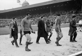 Huấn luyện viên Bồ Đào Nha Fernando Peyroteo (giữa) phát biểu với các cầu thủ sau trận thua tại Wembley vào tháng 10 năm 1961.